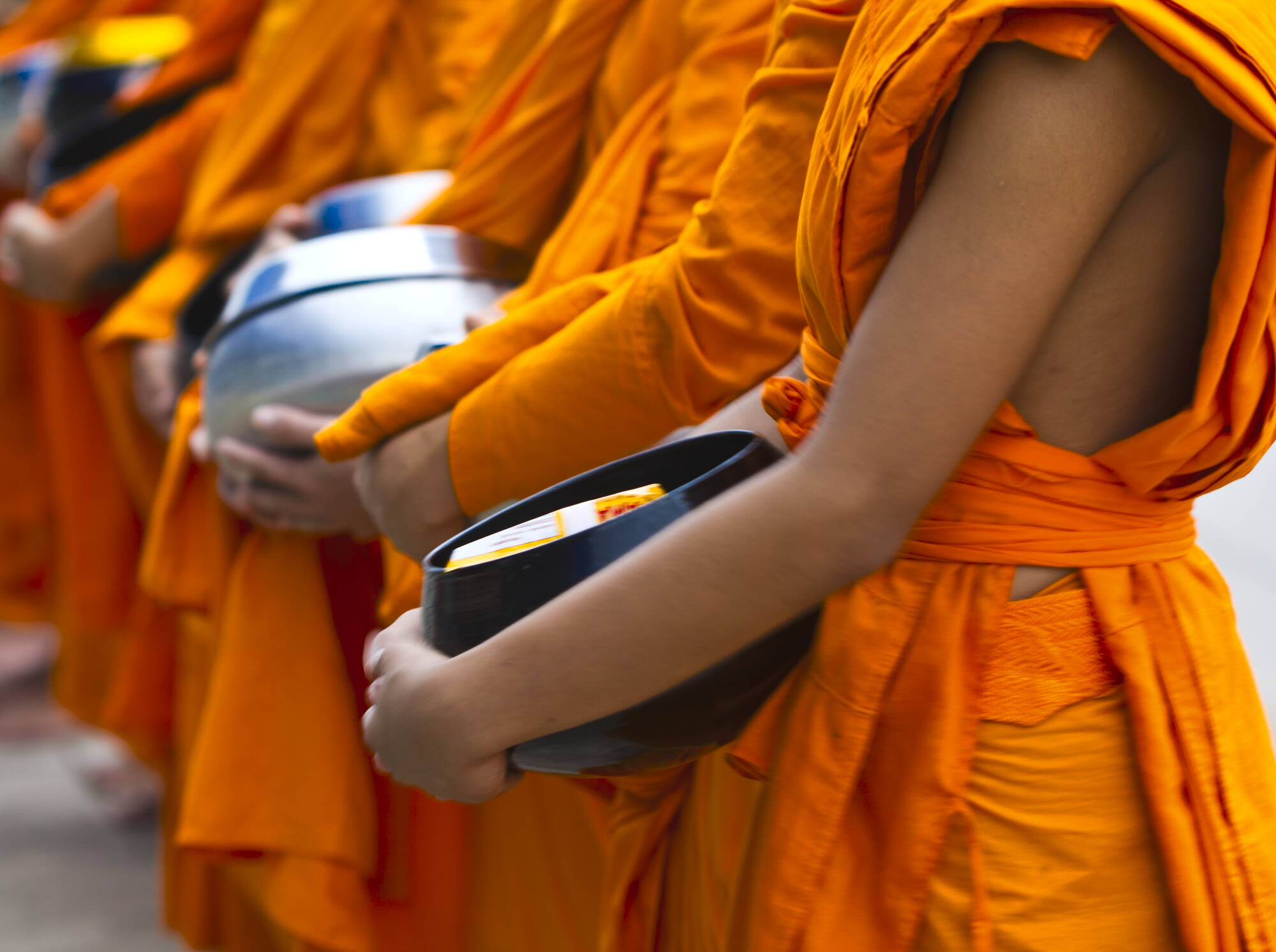 Mit dem Schnellzug von China nach Laos ab Chengdu: Laos Mönche Almosengang Tak Bak