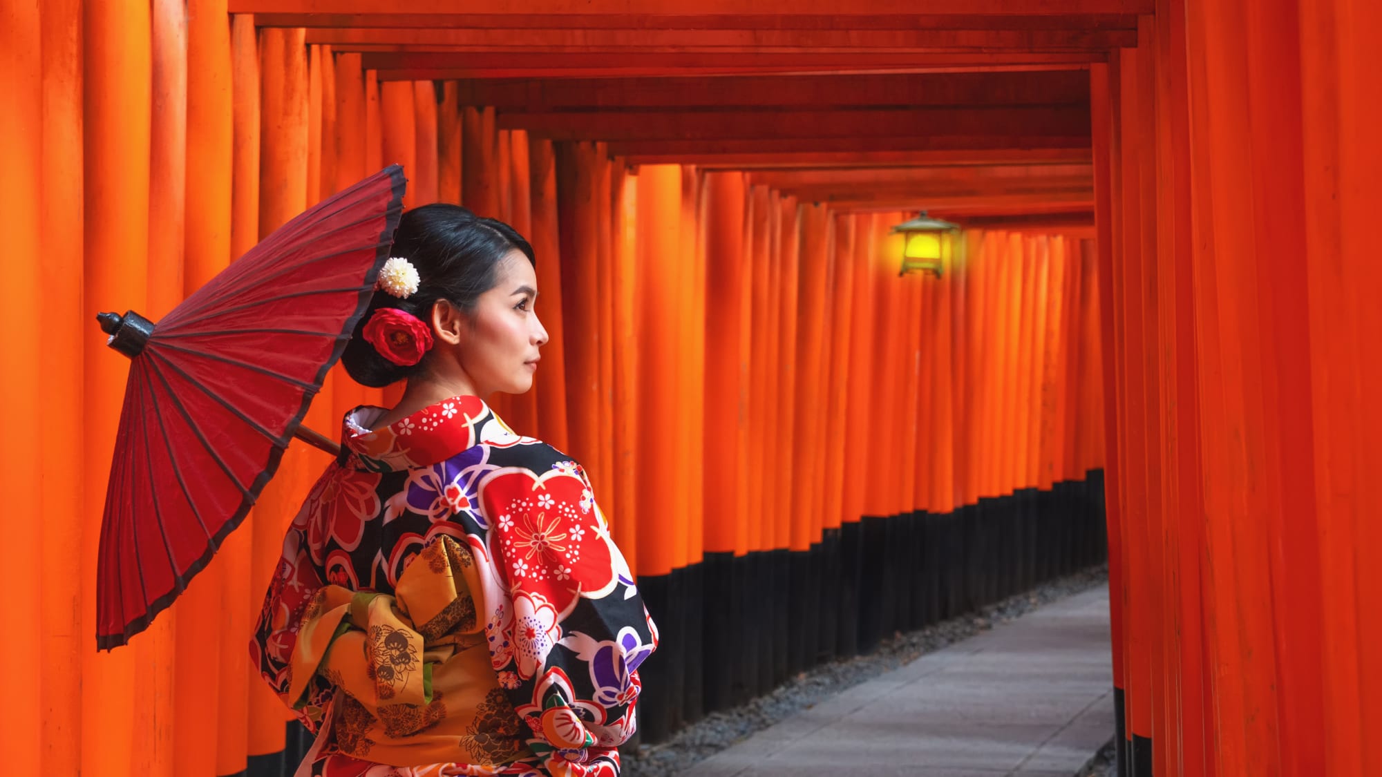 Japans Goldene Route ab Tokio: Japan Kyoto Fushimi Irani Schrein traditionelle Frau