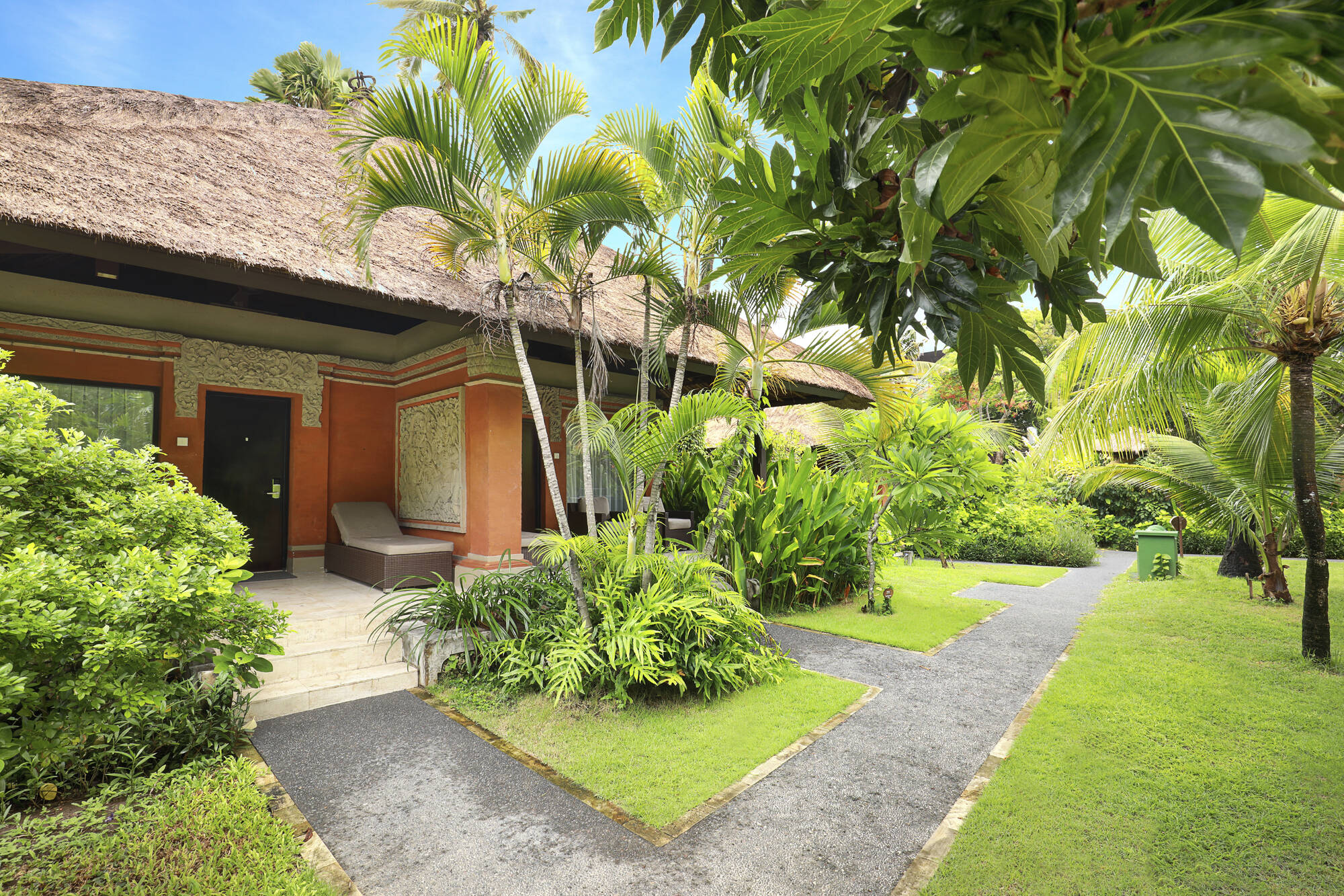 Legian Beach Hotel in Süd-Bali: Legian Beach Deluxe Gartenbungalow