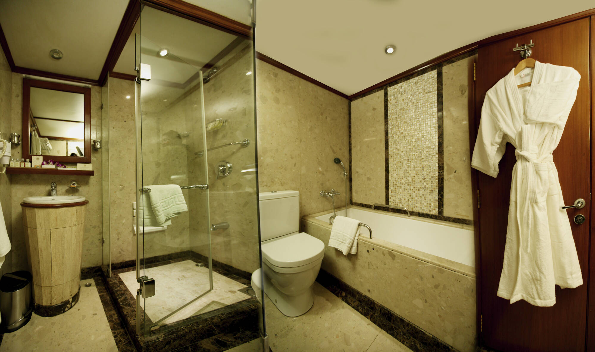 Maharadscha Express- Heritage of India ab Mumbai | Maharashtra: facilities: Maharaja Express Suite Badezimmer