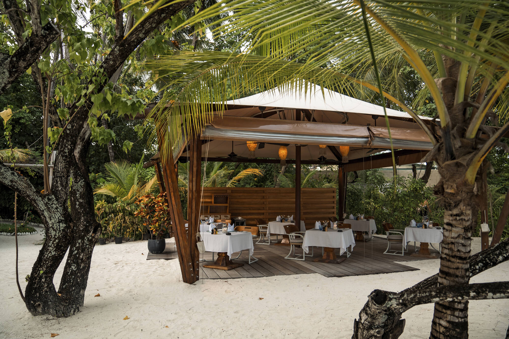 Constance Moofushi Maldives in Malediven:  Constance Moofushi Maldives - Restaurant Alizee