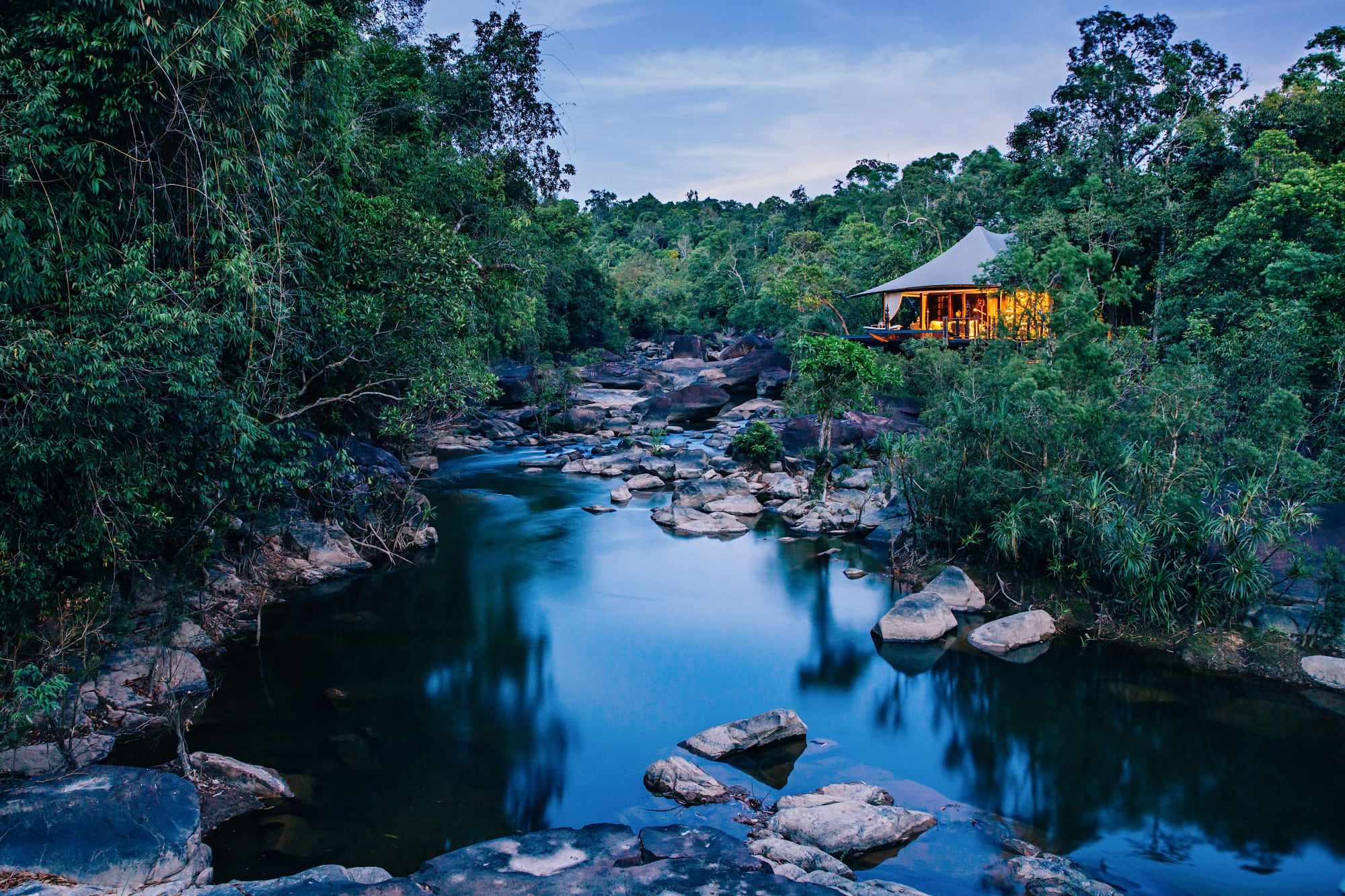 Shinta Mani Wild – Abenteuer trifft Luxus ab Phnom Penh: waterfall-zelt (6)