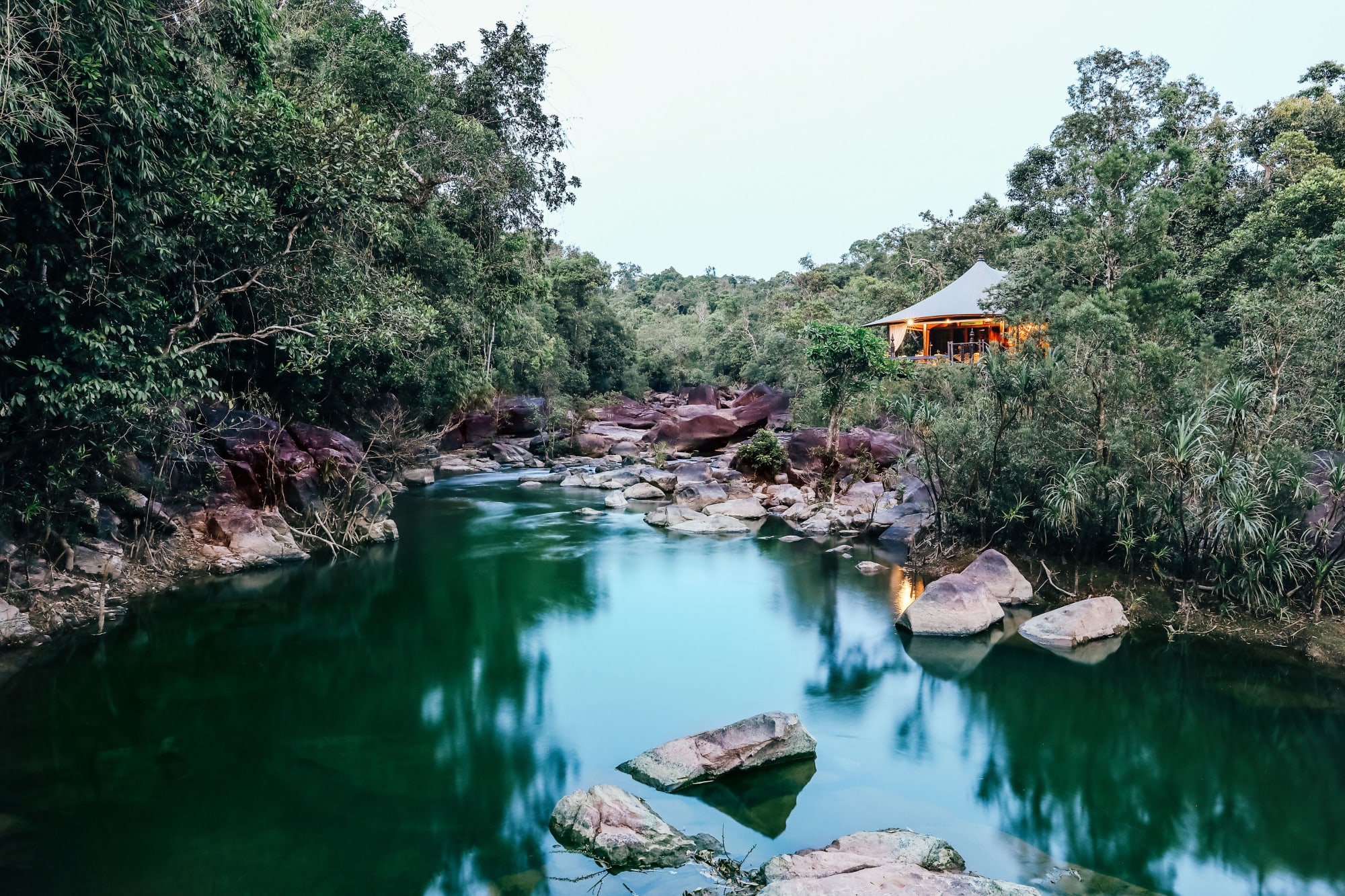 Shinta Mani Wild – Abenteuer trifft Luxus ab Phnom Penh: waterfall-zelt (1)
