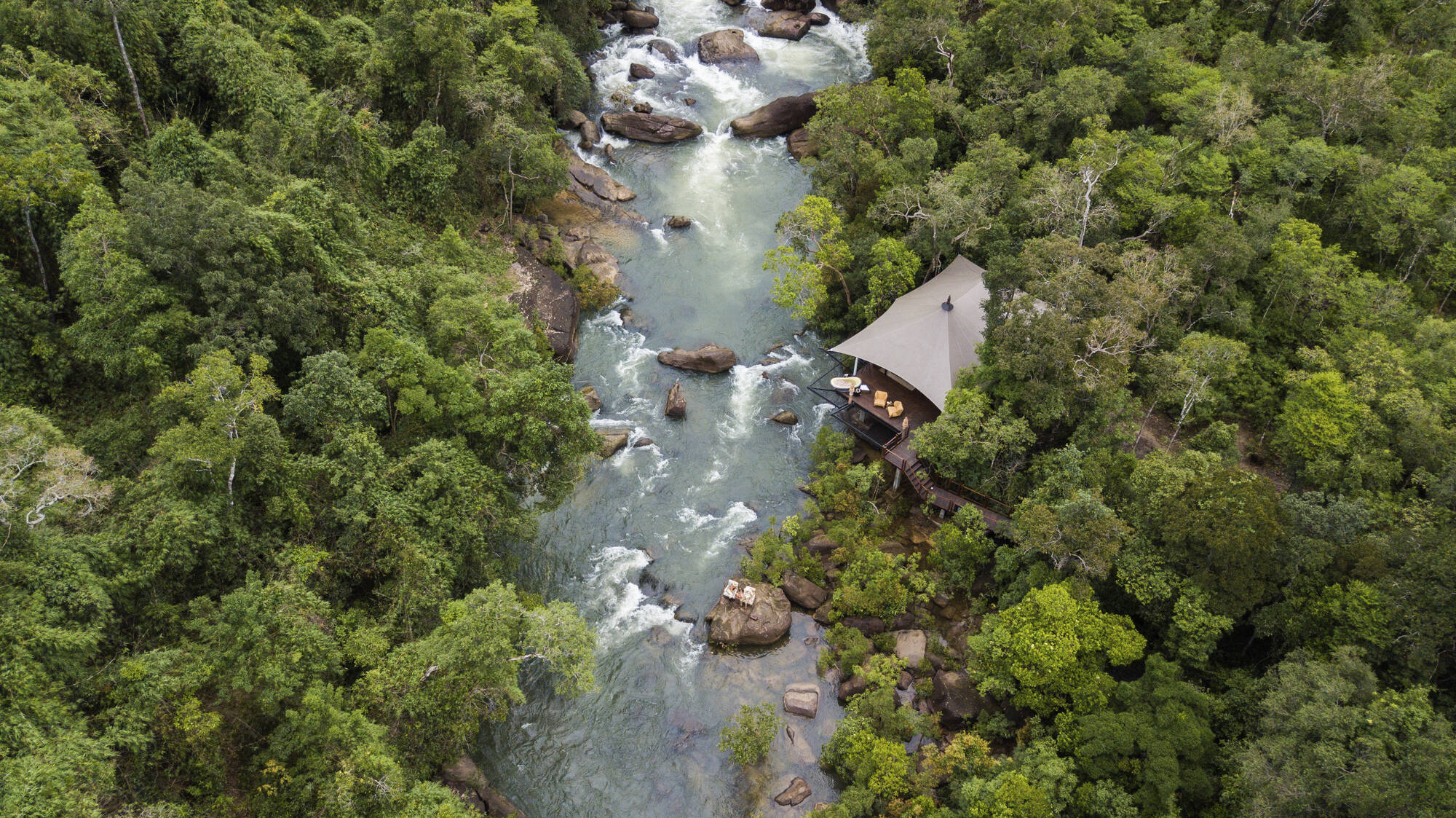Shinta Mani Wild – Abenteuer trifft Luxus ab Phnom Penh: waterfall-zelt (7)