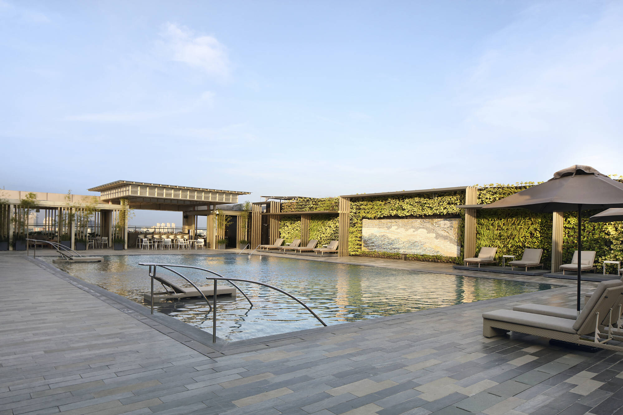 Hotel Okura Manila:  Hotel Okura Manila Rooftop Pool