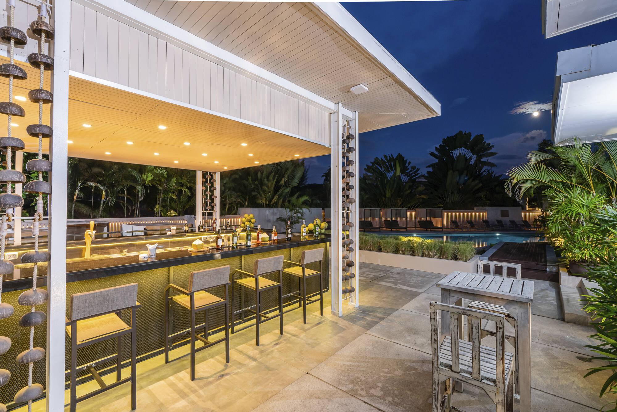Dewa Phuket Resort & Villas: Pool Bar