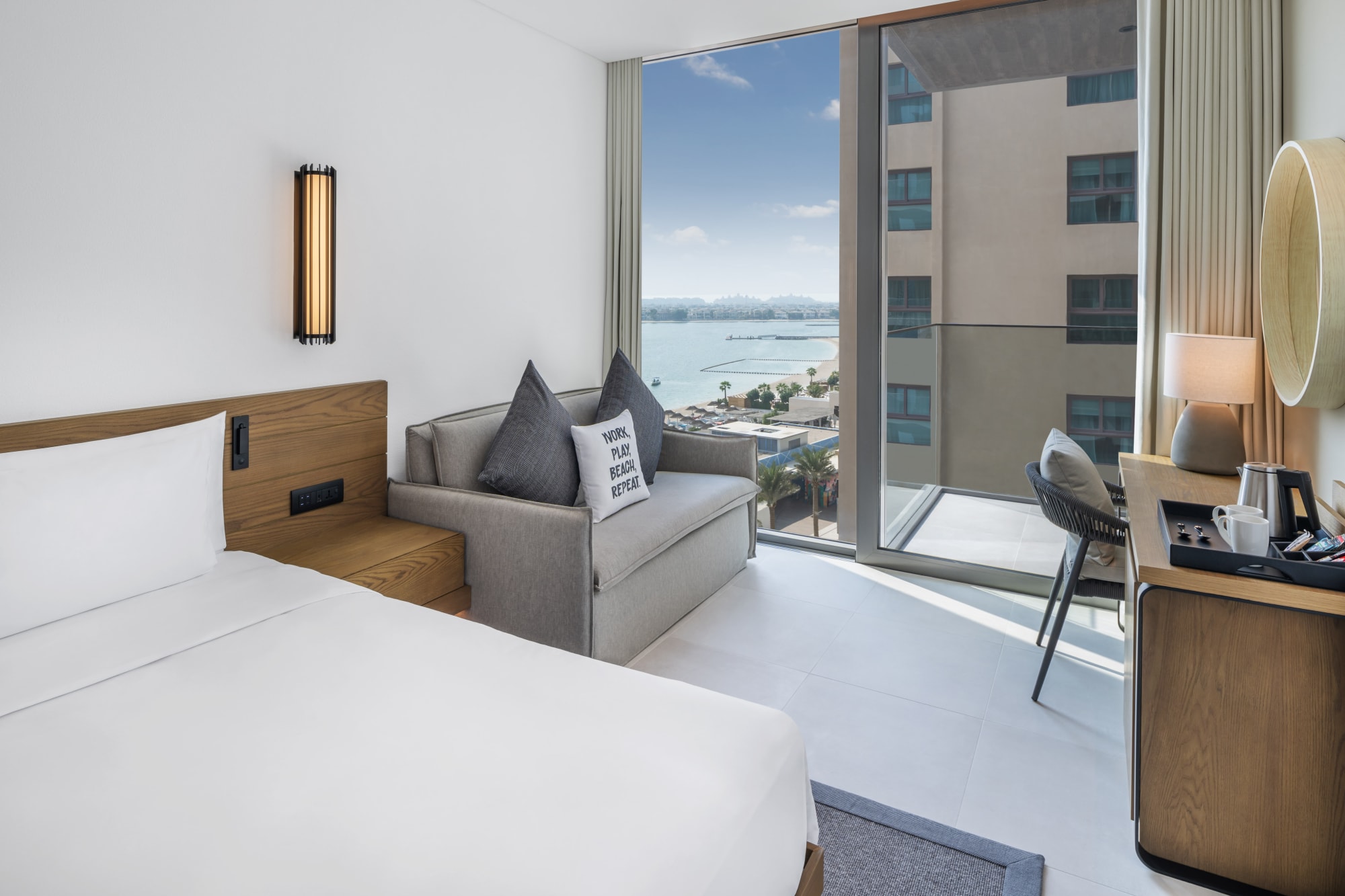 Radisson Beach Resort Palm Jumeirah in Dubai:  Superior Zimmer