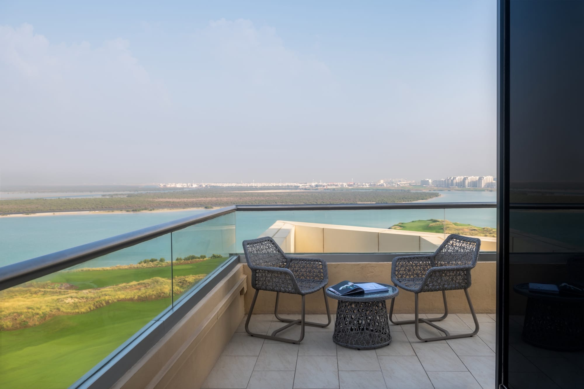 Yas Plaza Mangroves in Abu Dhabi: Suite Meerblick