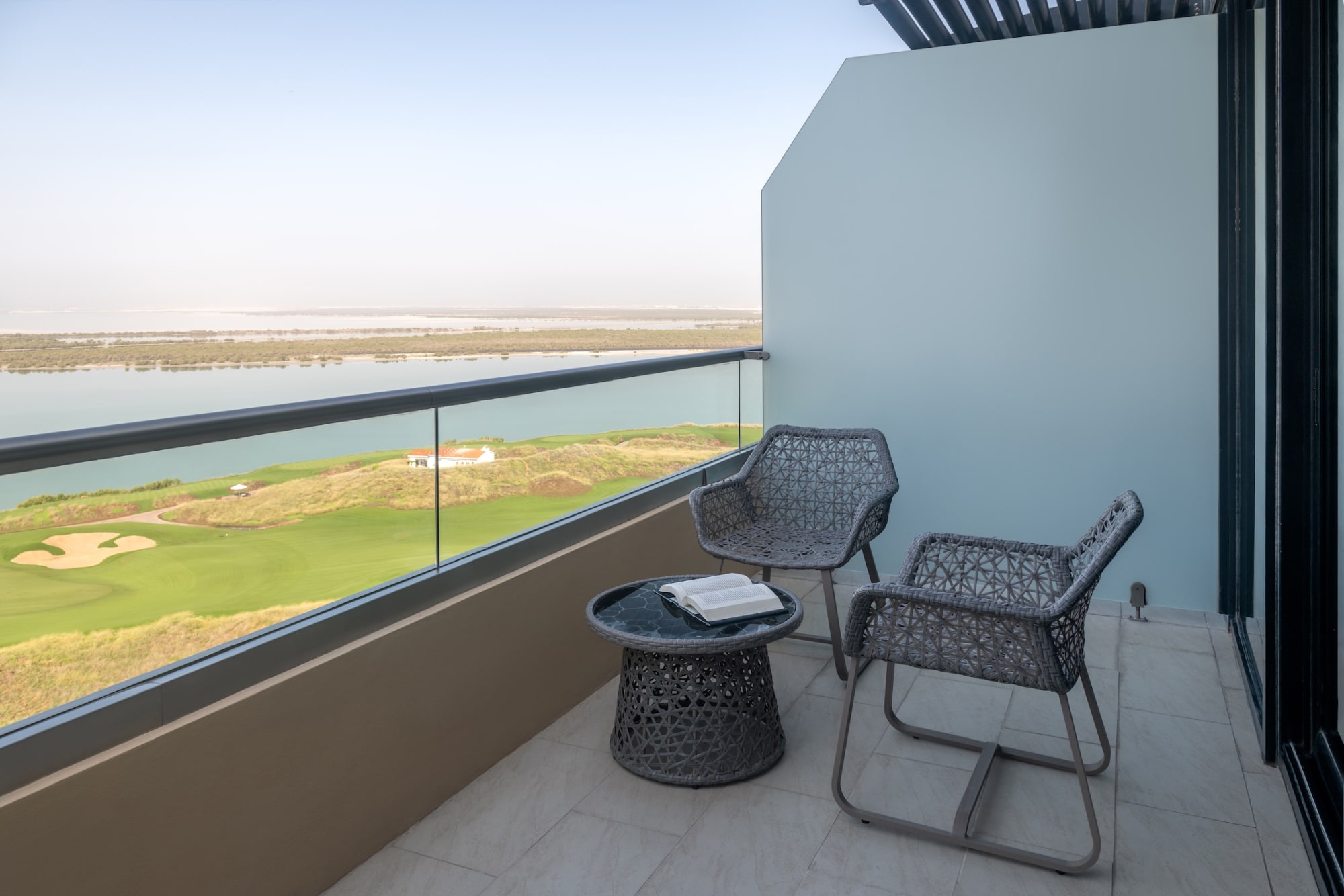 Yas Plaza Mangroves in Abu Dhabi: Deluxe Meer Blick