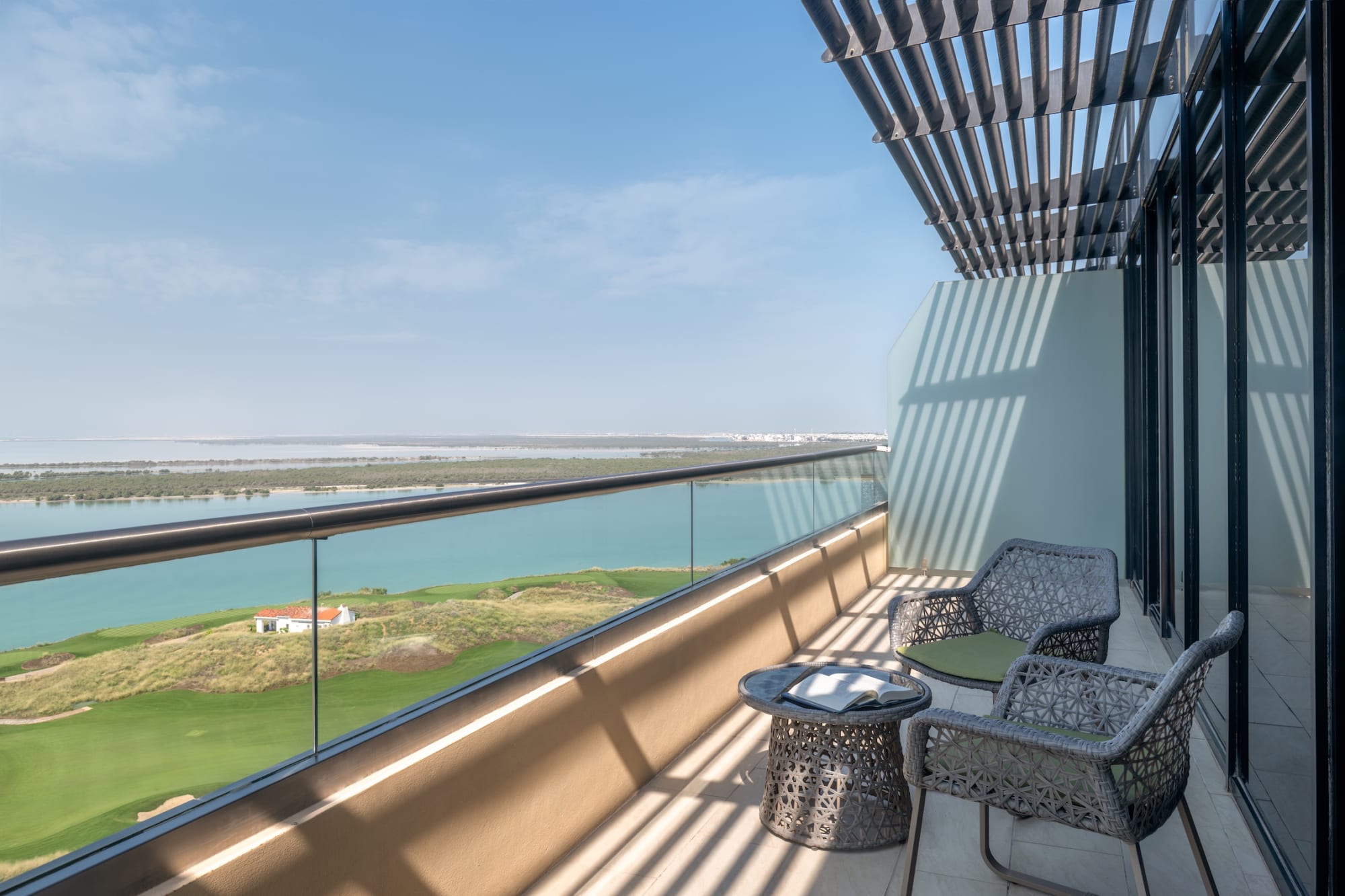Yas Plaza Mangroves in Abu Dhabi: Suite Meerblick