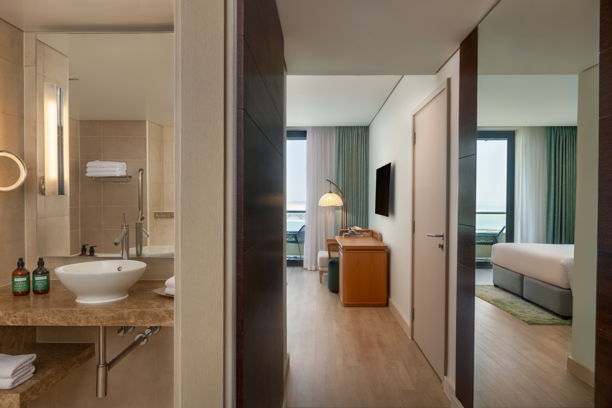 Yas Plaza Mangroves in Abu Dhabi: Suite Meer Blick