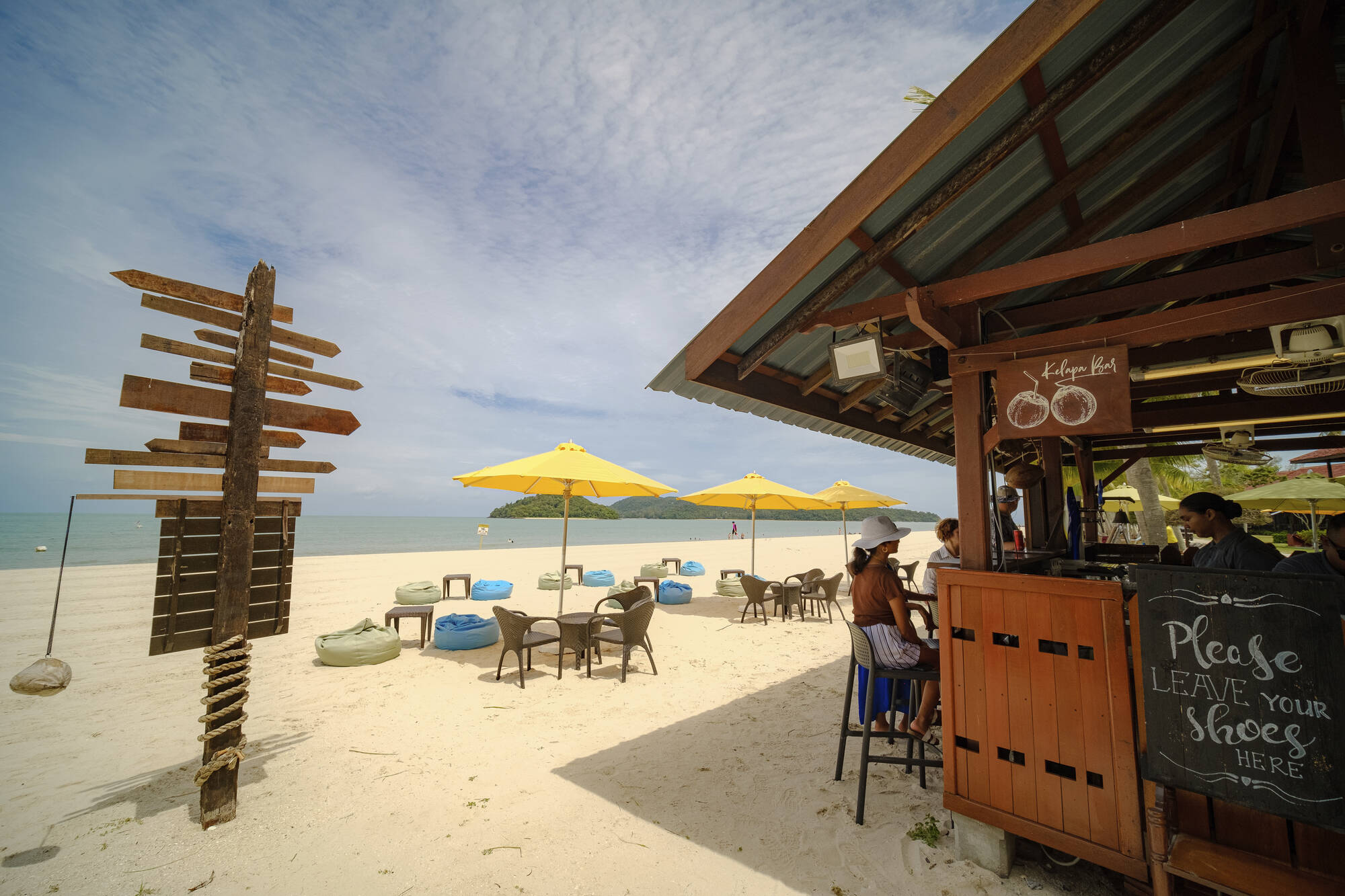 Pelangi Beach Resort & Spa Langkawi: Chill at Kelapa Bar
