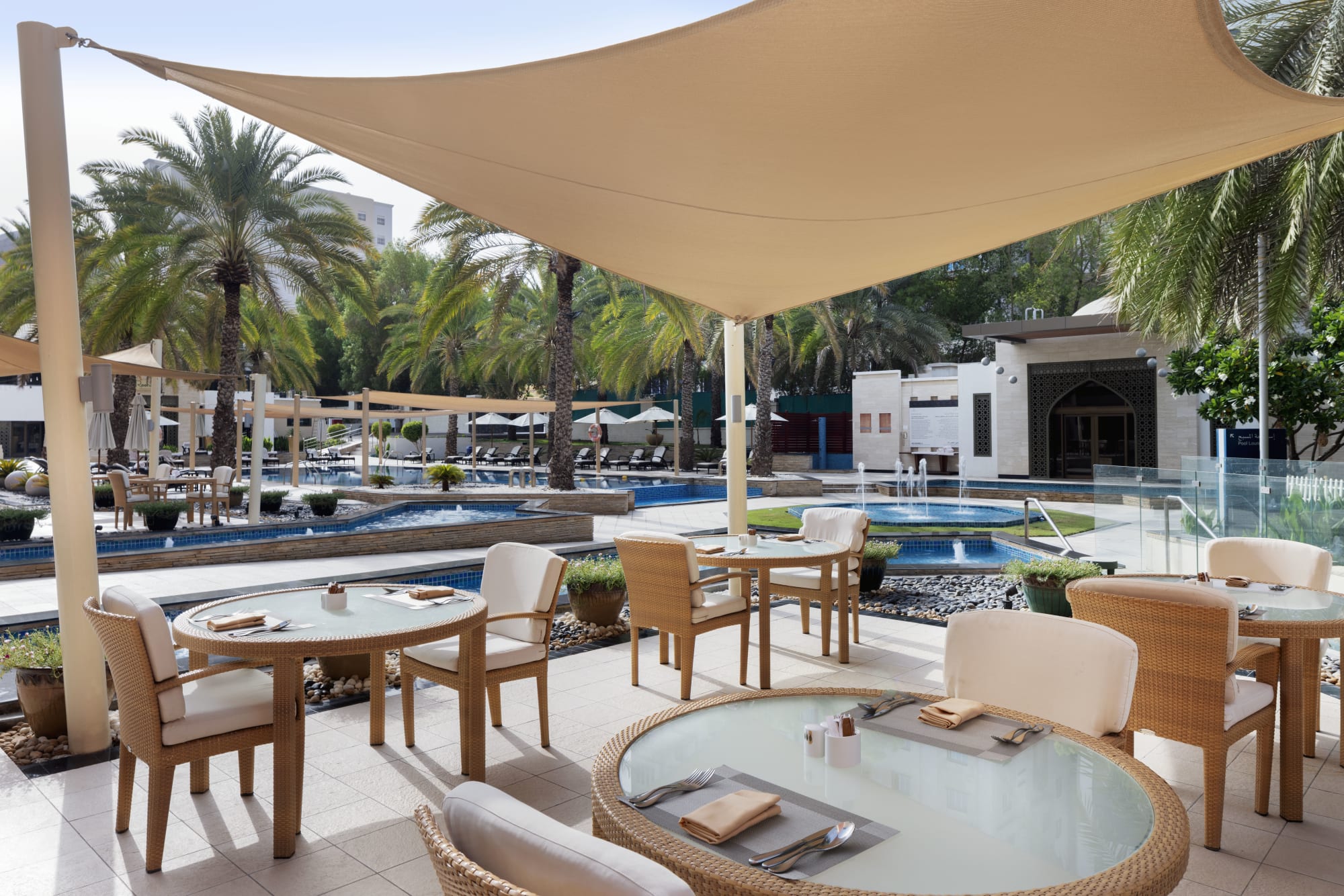 Sheraton Oman in Muscat:  Courtyard Terrasse