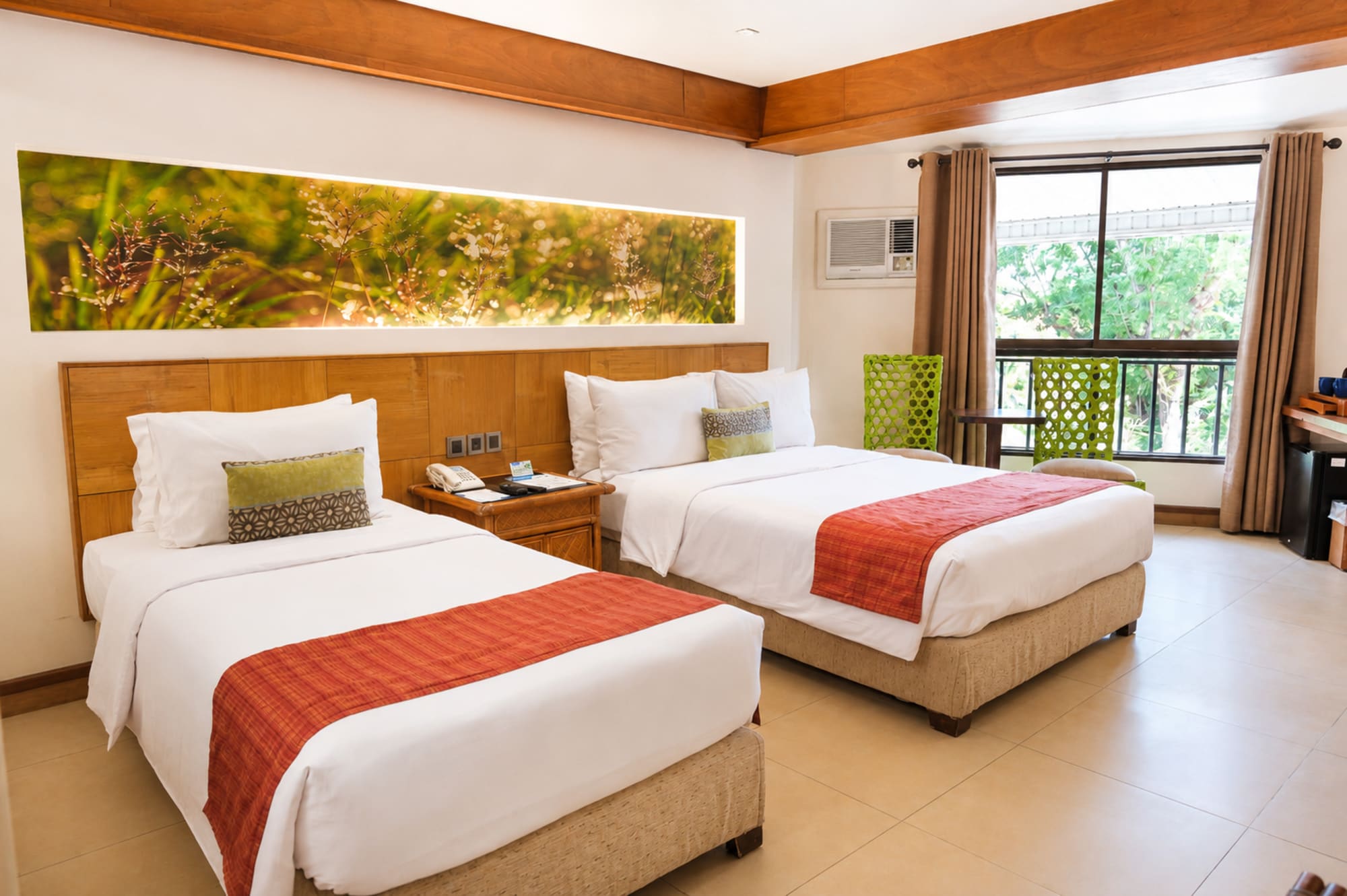 Costabella Tropical Beach Hotel in Cebu: Deluxe North Wing Zimmer