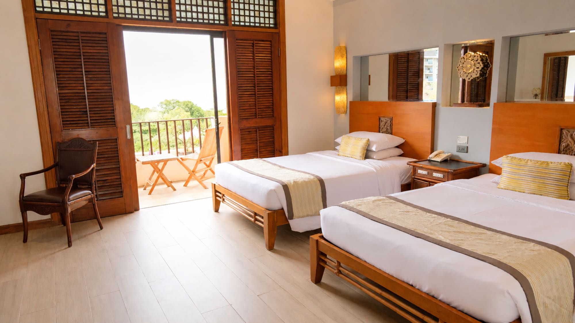Costabella Tropical Beach Hotel in Cebu: Premier Deluxe Poolside Zimmer