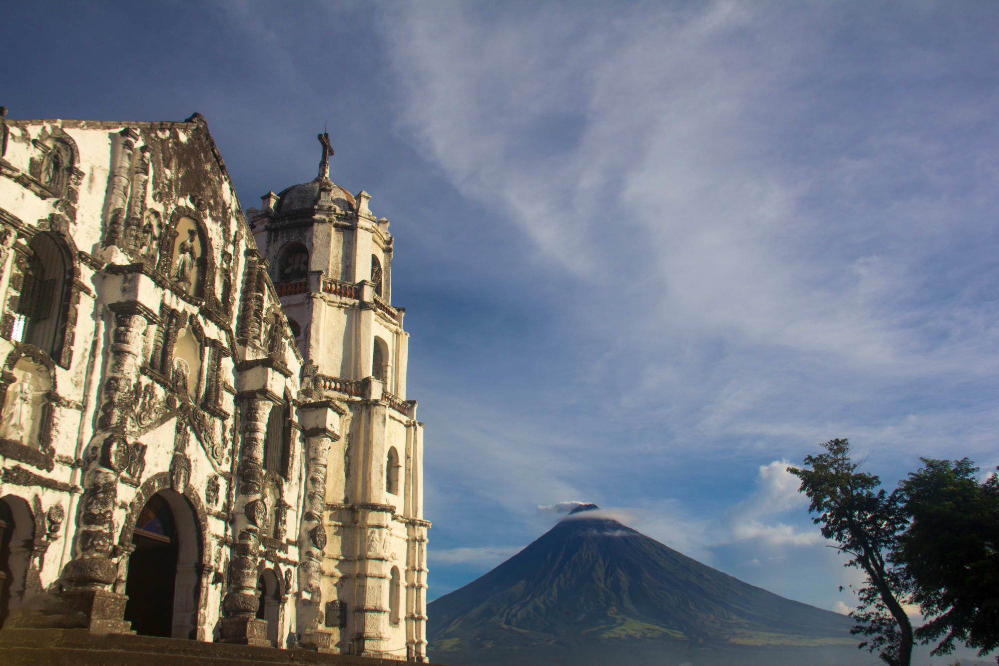 Auf Tuchfühlung mit Walhaien ab Manila: Philippinen Daraga Kirche und Mayon Vulkan