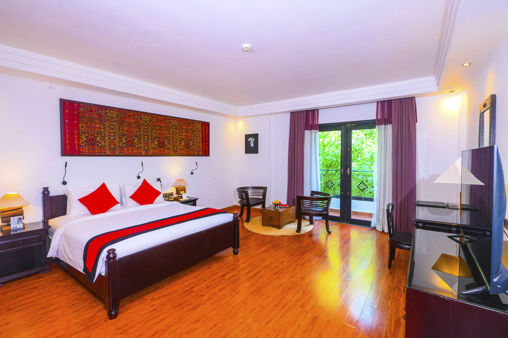 La Rose Suites in Phnom Penh: Junior Suite Balkon