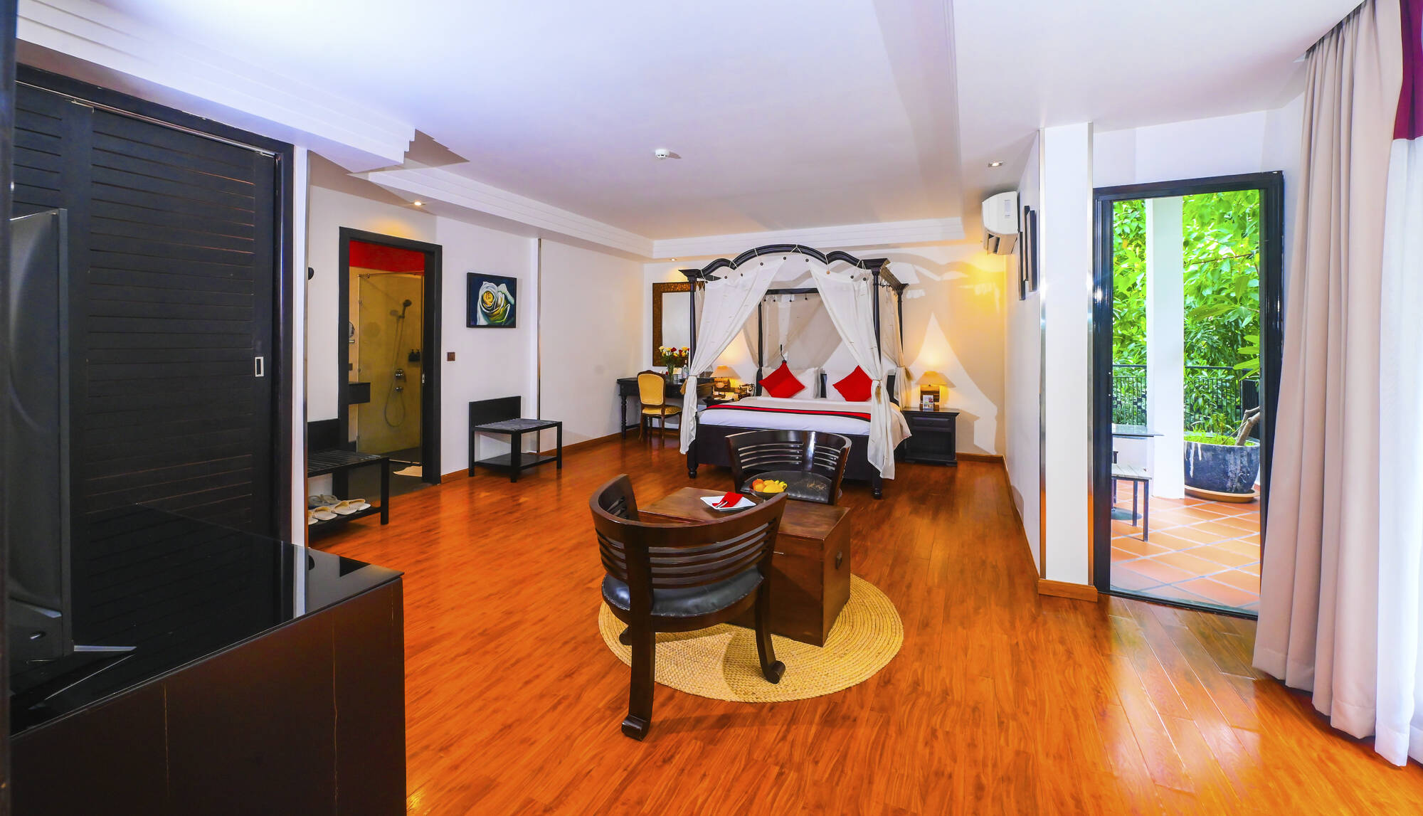 La Rose Suites in Phnom Penh: Junior Suite Balkon