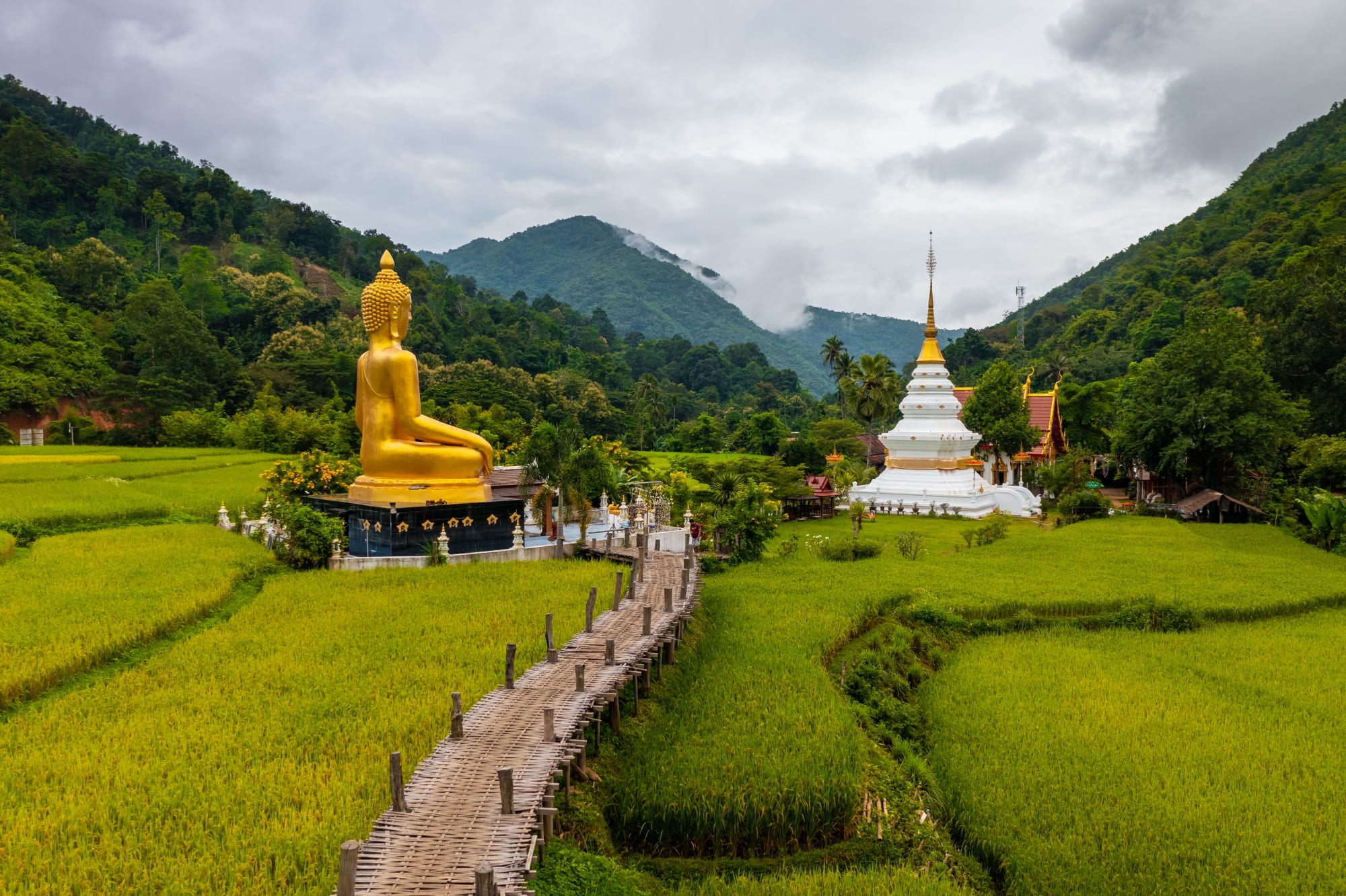 Siams Crossroads - auf neuen Wegen durch Thailands Norden ab Chiang Mai: Phrae Golden Wat Na Ku Ha
