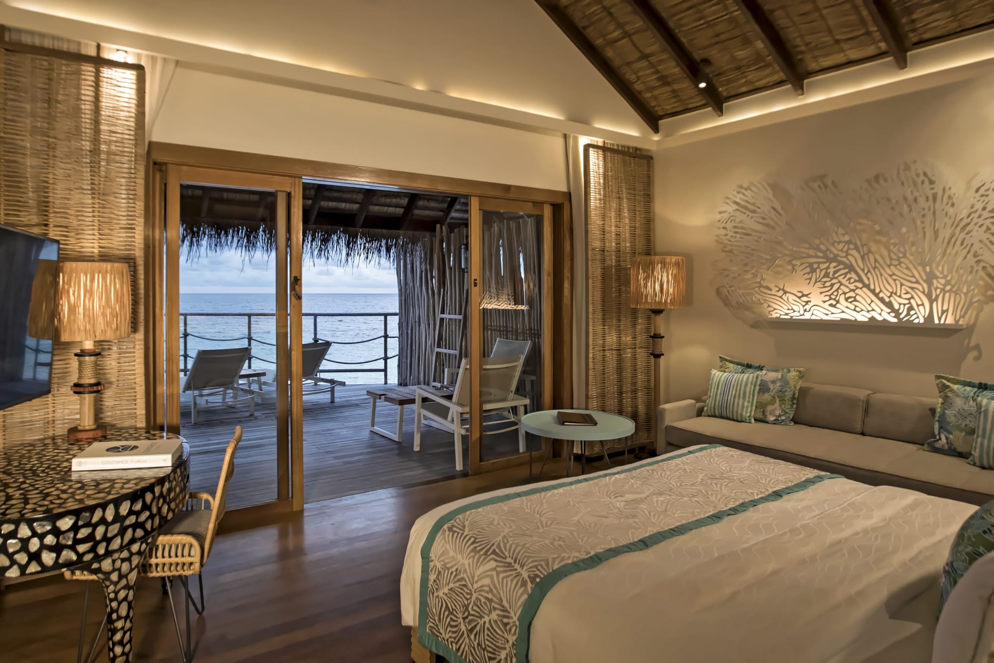 Constance Moofushi Maldives in Malediven: Malediven Constance Moofushi Water Villa