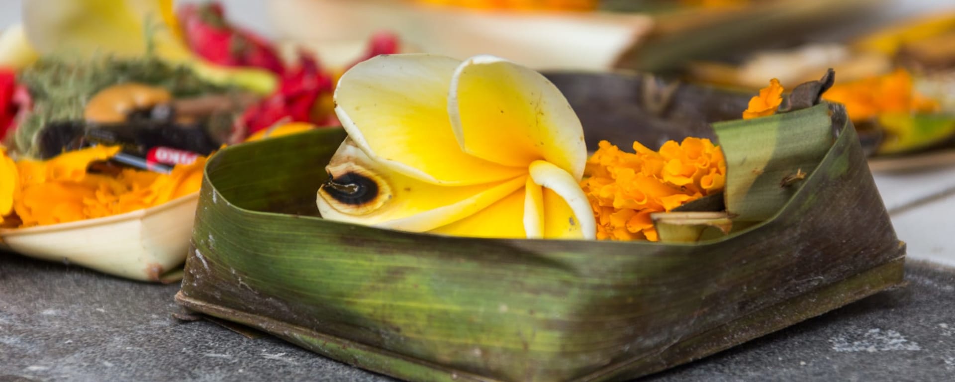 Bali Highlights, DE, Ganztägig in Süd-Bali: Indonesien Bali Opferschale