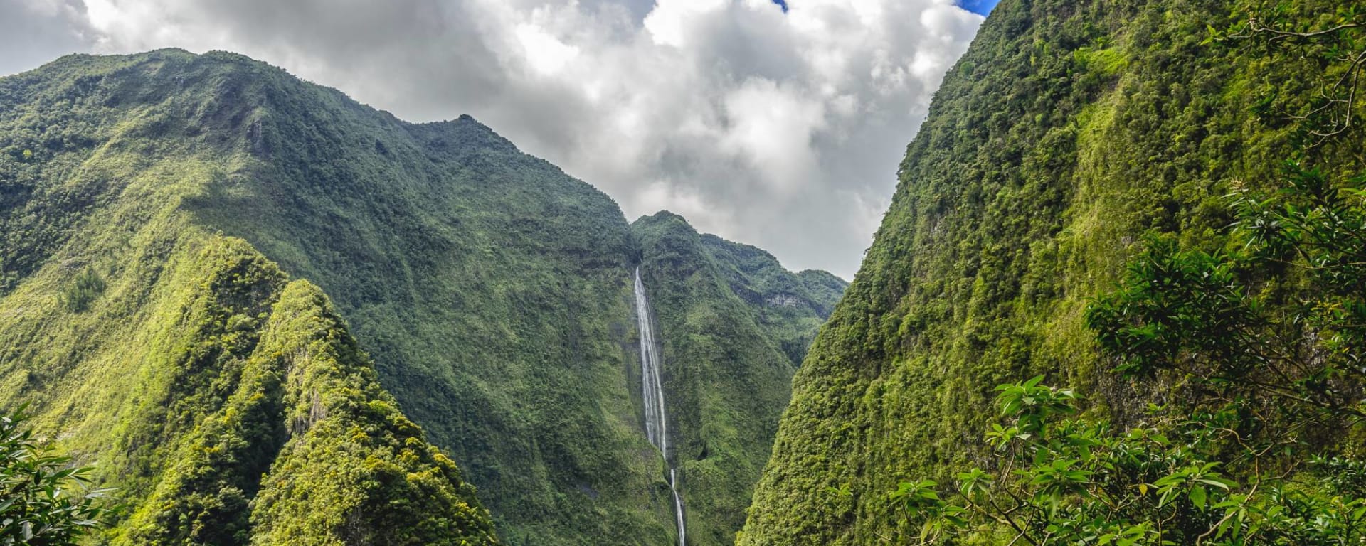 Helikopter "Das Herz der Insel", EN in Küstenregion: Reunion Cirque Salazie Wasserfall