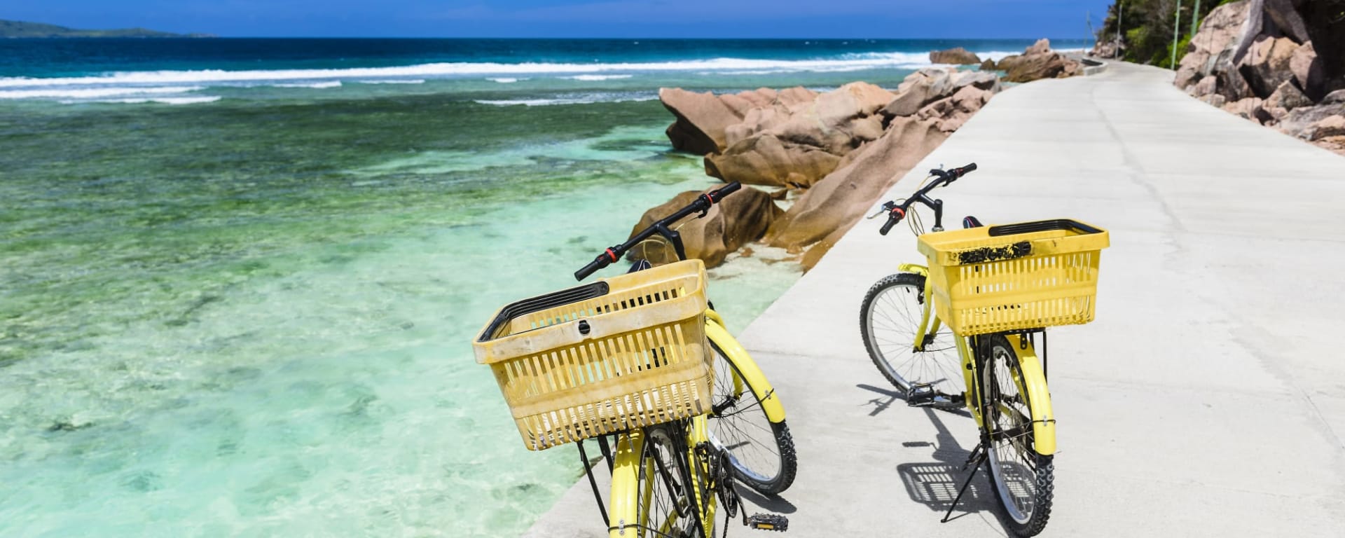 Bikes & Beaches La Digue in Praslin: Seychellen La Digue Fahrräder am Strand