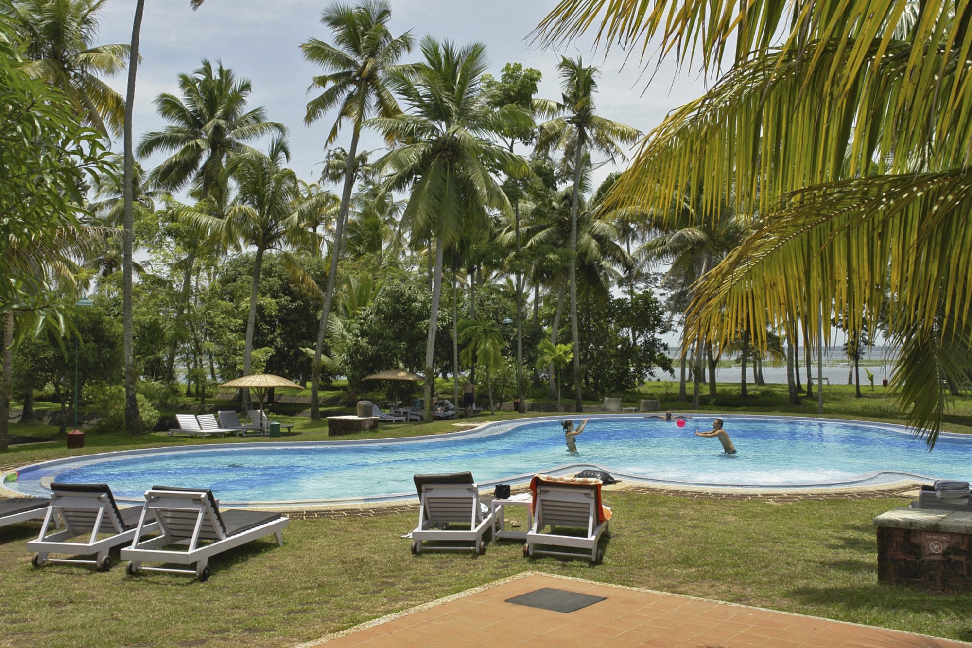 Coconut Lagoon in Kerala | Malabarküste | Kochi: Indien Coconut Lagoon Resort Pool