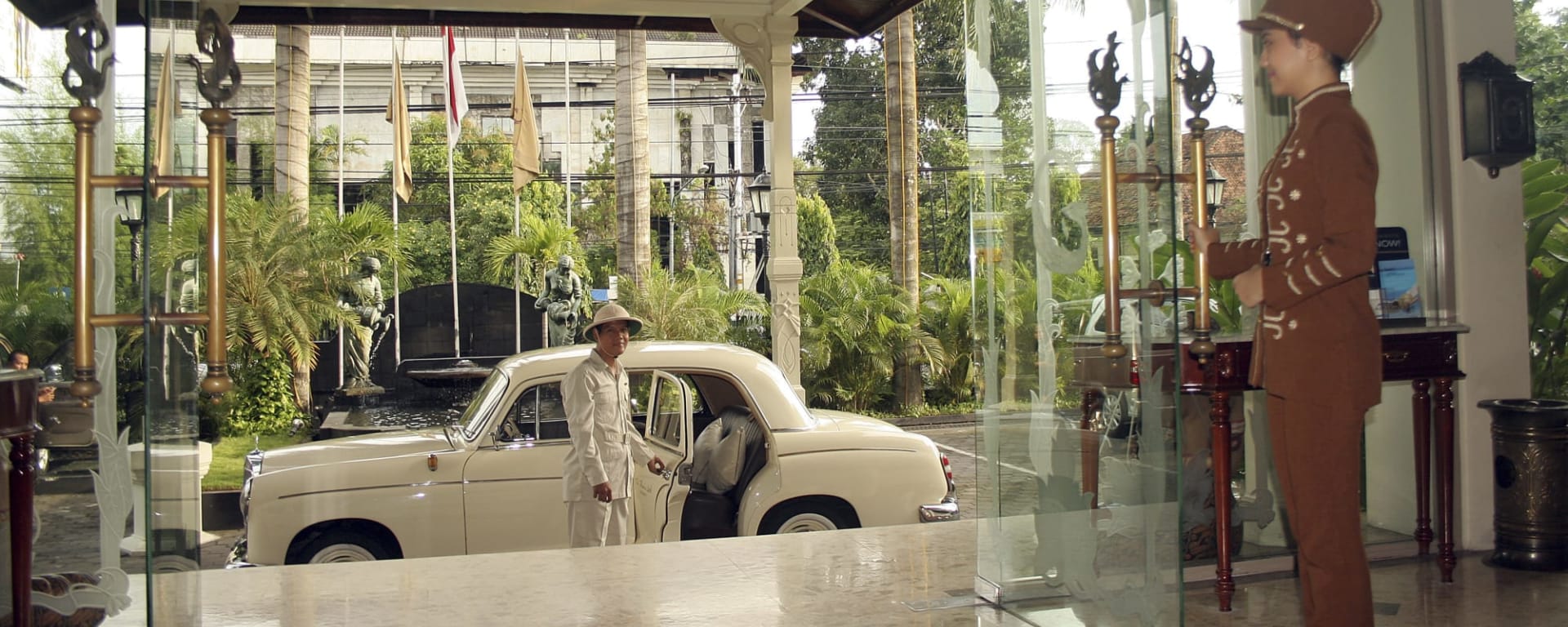 The Phoenix Hotel in Yogyakarta und Umgebung:  Yogyakarta The Phoenix Hotel - Eingang