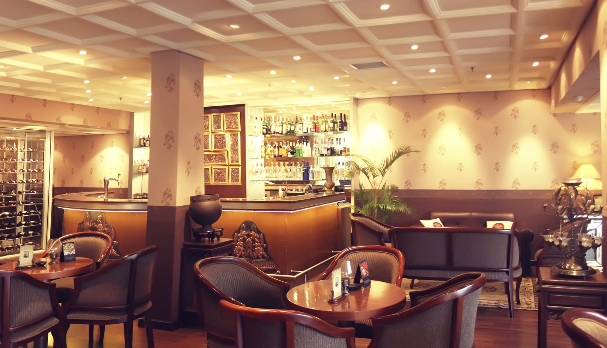 The Phoenix Hotel in Yogyakarta und Umgebung:  Yogyakarta The Phoenix Hotel Vino Bar