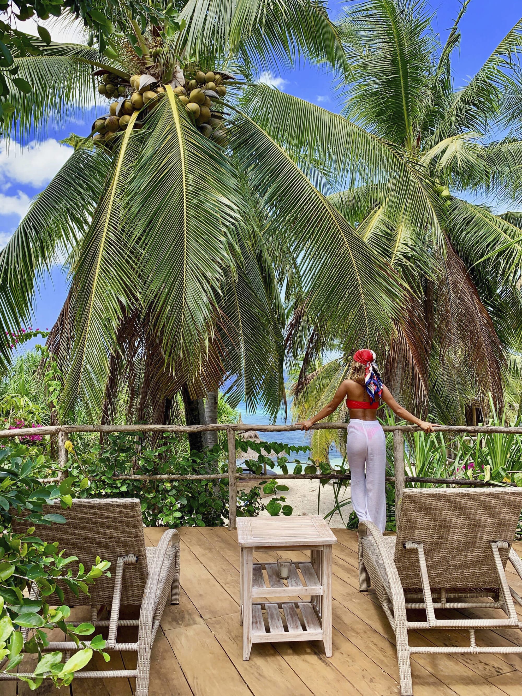 Coco Grove Beach Resort in Siquijor: Philippinen Coco Grove Beach Resort Temple Spa Sundeck & Balcony