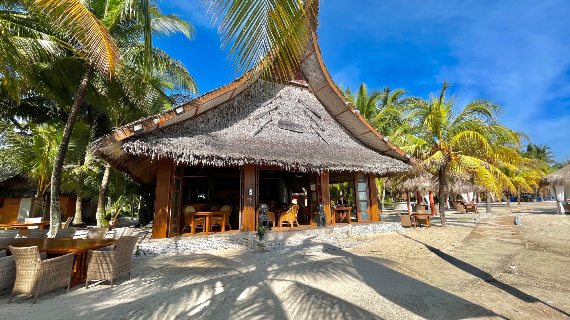 Coco Grove Beach Resort in Siquijor: Coco Grove Beach Resort Restaurant Salamandas