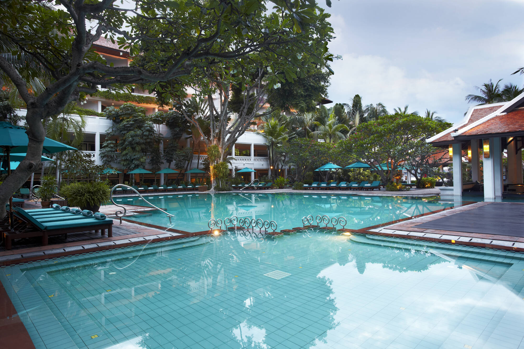 Anantara Riverside Bangkok Resort:  Bangkok Anantara Riverside Bangkok Resort Pool
