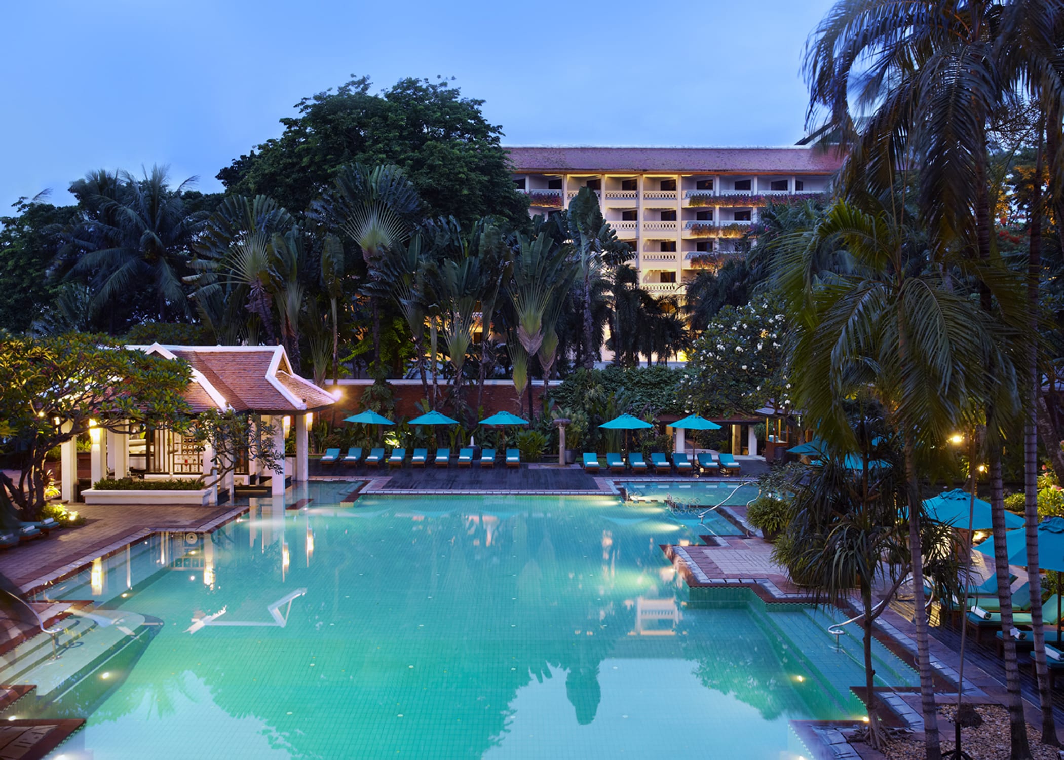 Anantara Riverside Bangkok Resort:  Bangkok Anantara Riverside Bangkok Resort Pool