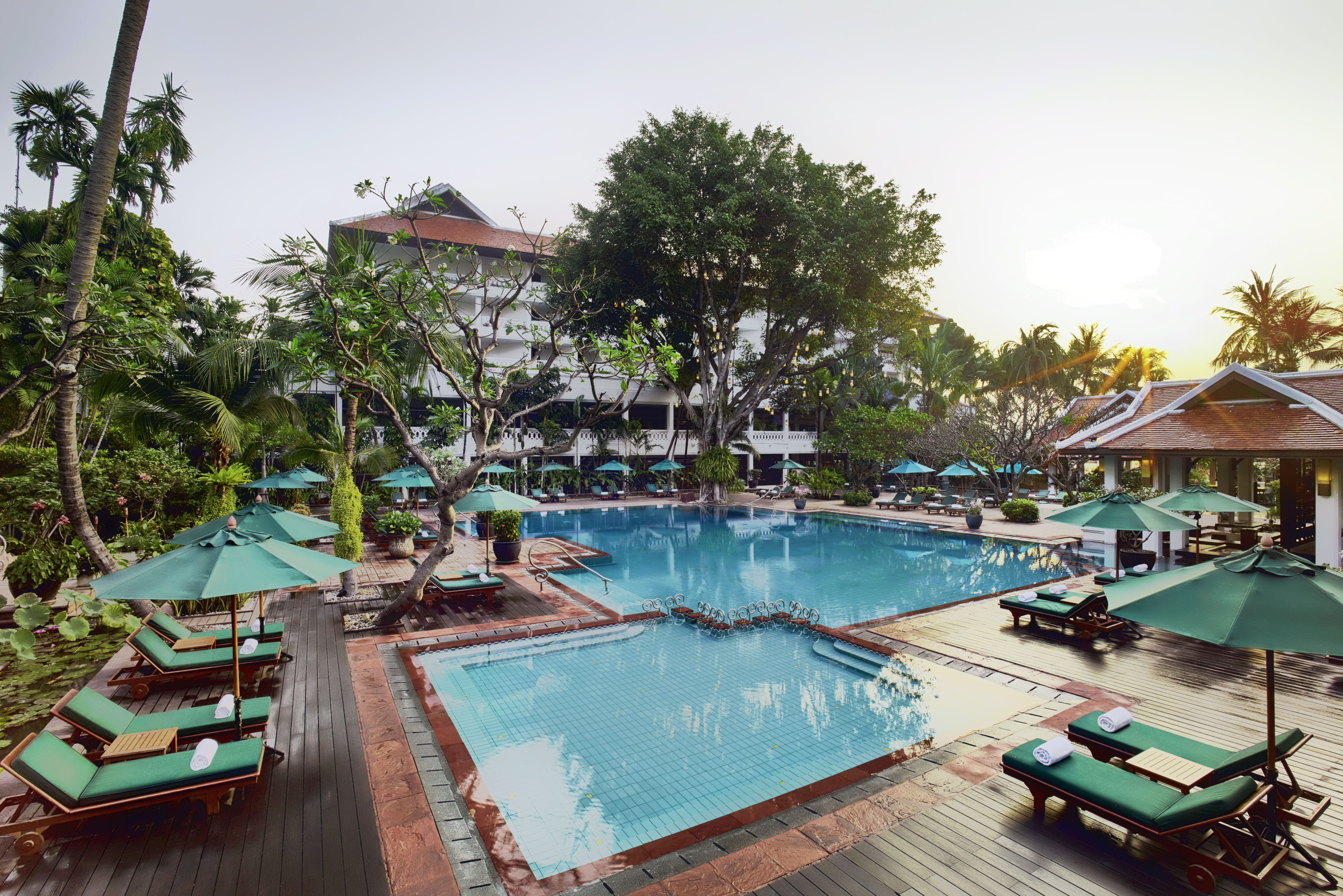 Anantara Riverside Bangkok Resort:  Bangkok Anantara Riverside Bangkok Resort Pool