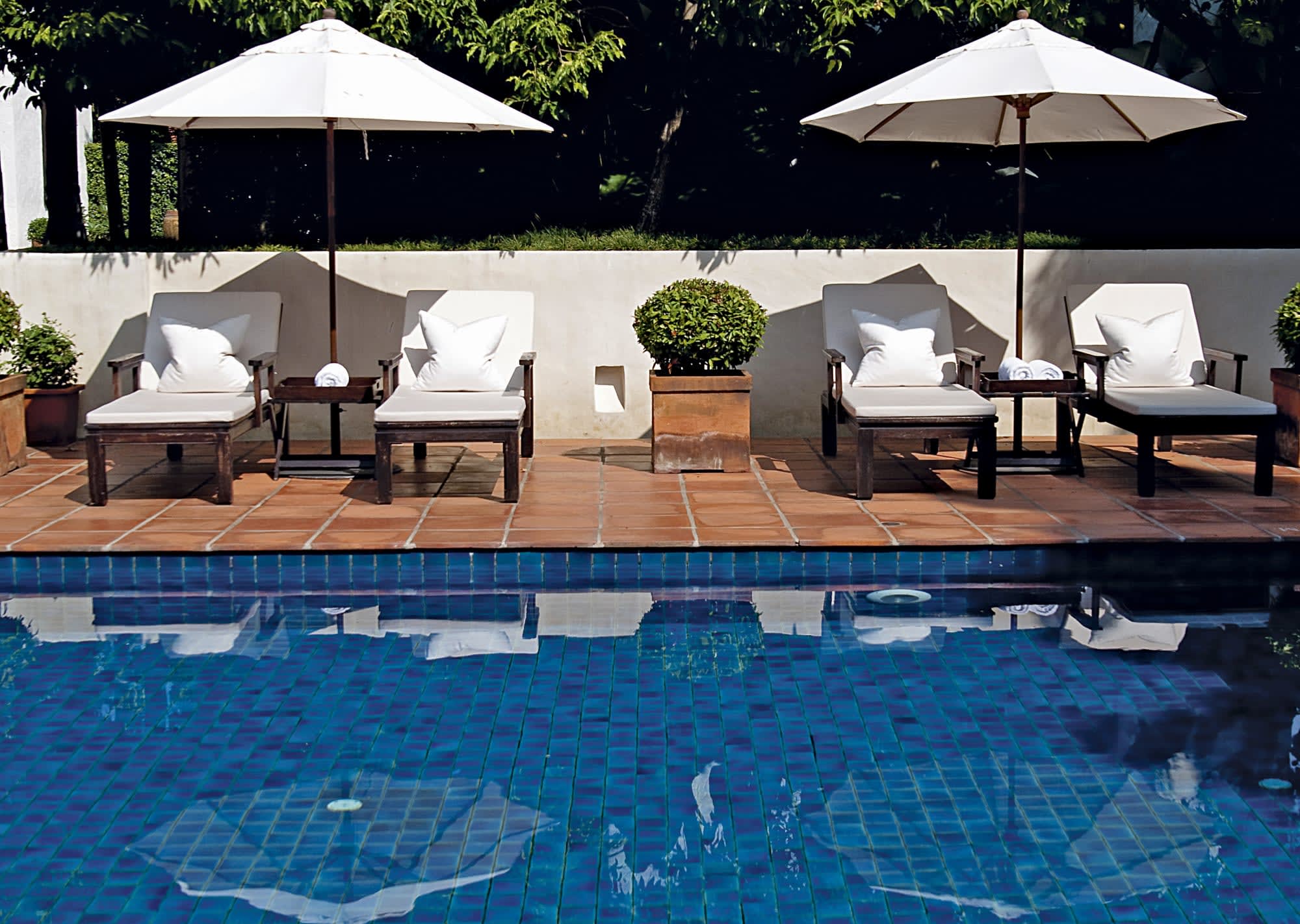 Rachamankha in Chiang Mai:  Chiang Mai Rachamankha Hotel Pool mit Liegen