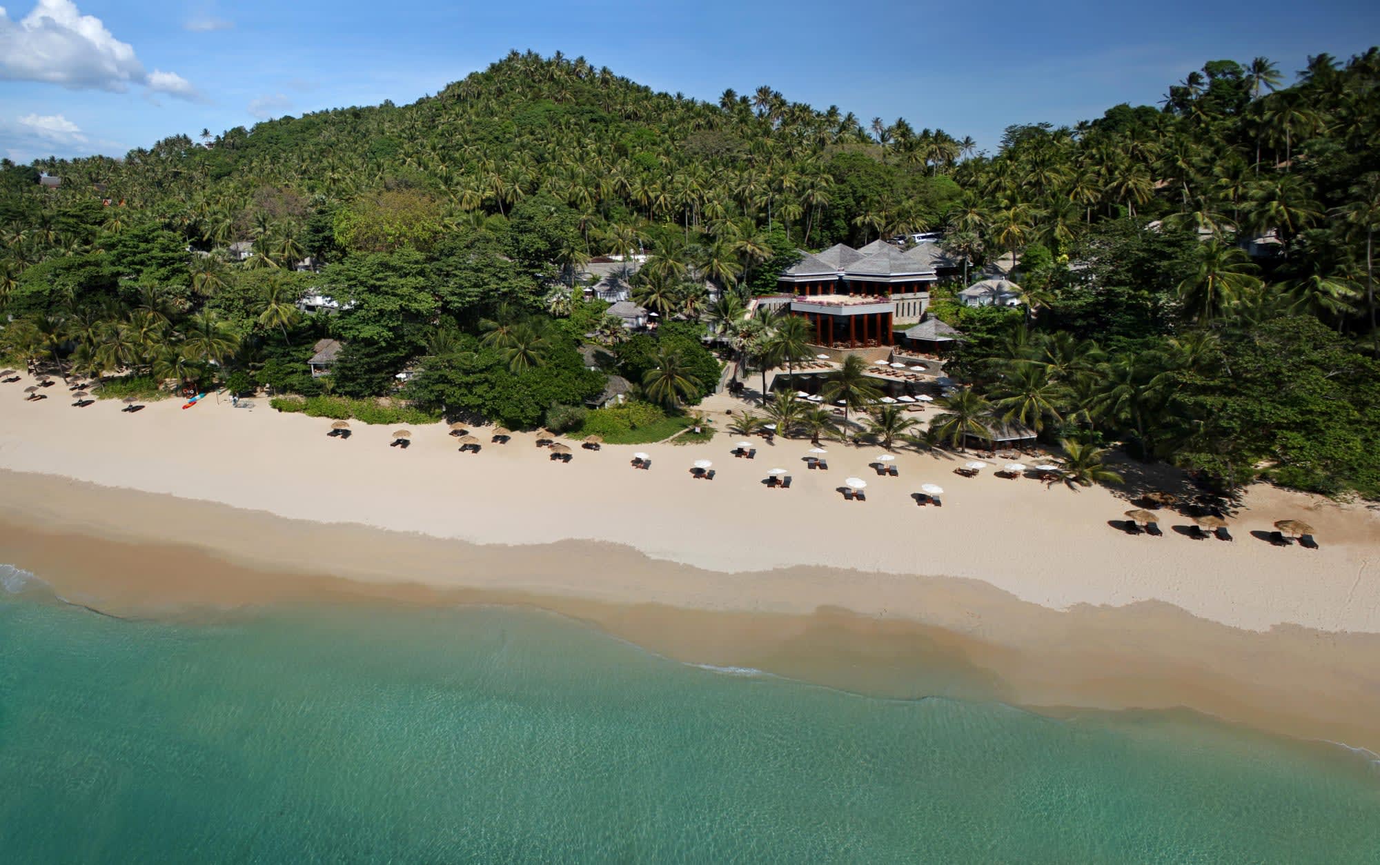 The Surin in Phuket: Phuket The Surin Strand aus der Luft