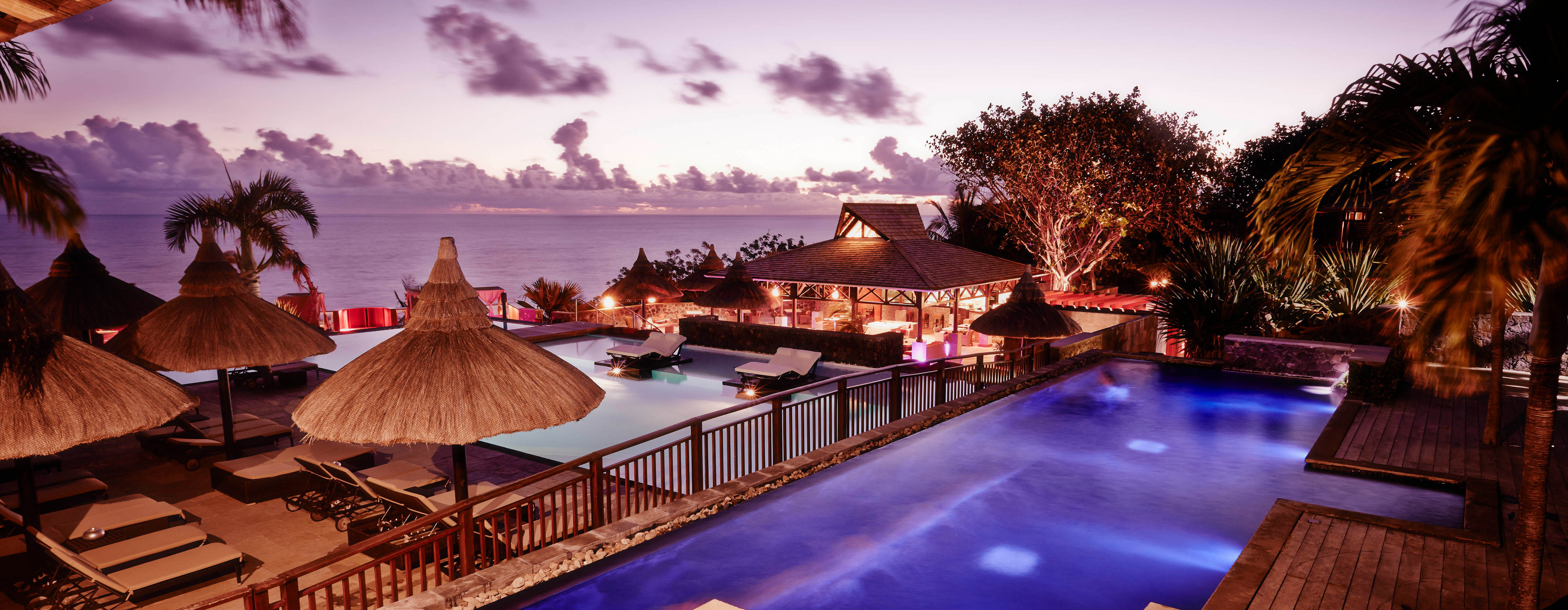 Palm Hotel & Spa in Küstenregion:  Reunion Palm Hotel & Spa Pool am Abend
