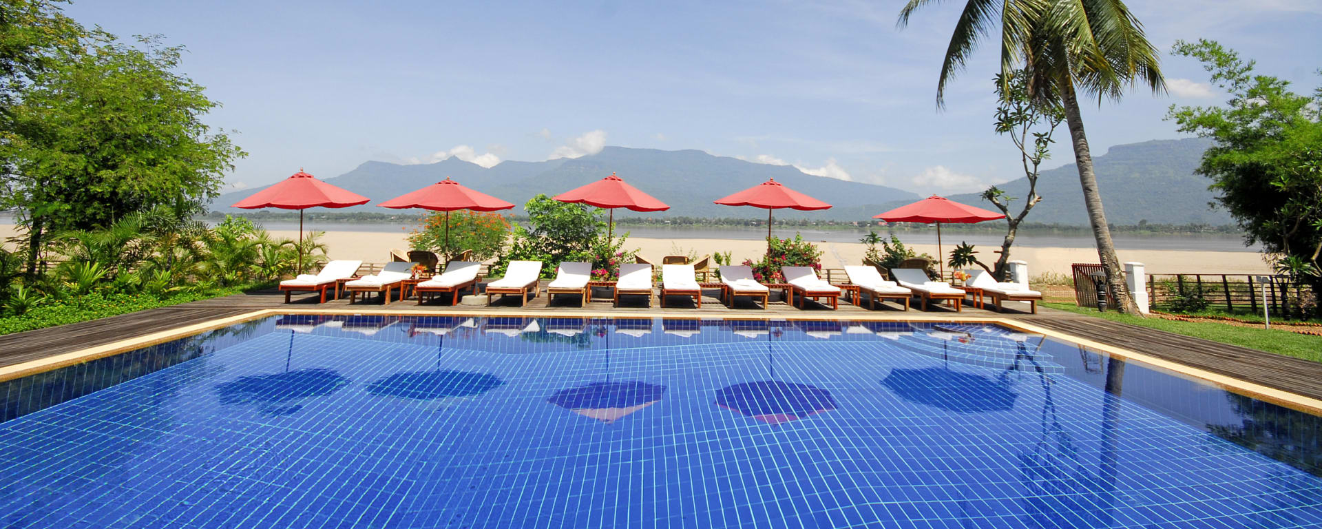 La Folie Lodge Resort in Pakse:  Pakse La Folie Lodge Resort Pool