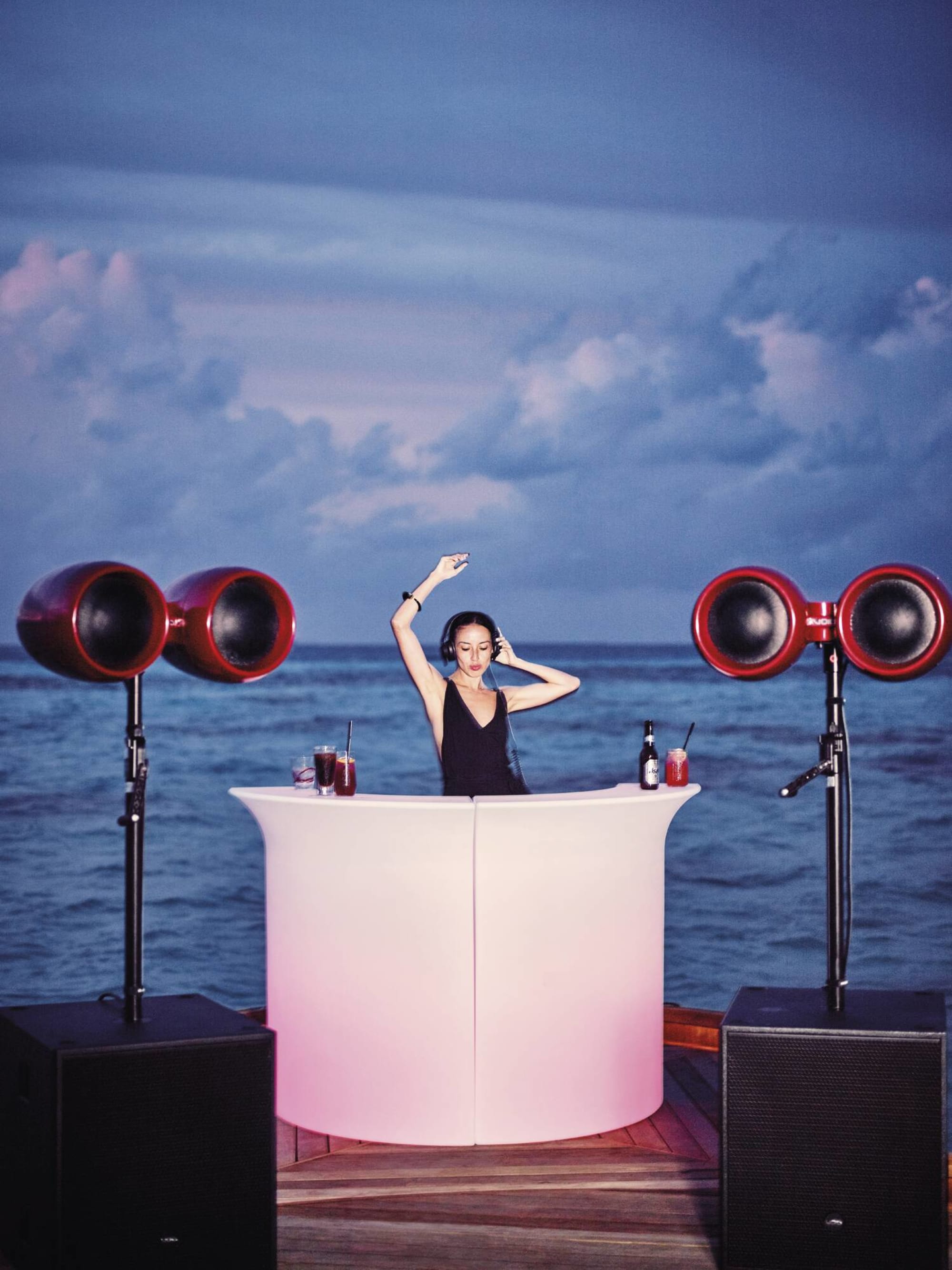 LUX* South Ari Atoll in Malediven: LUX South Ari Atoll Beach Rouge DJ