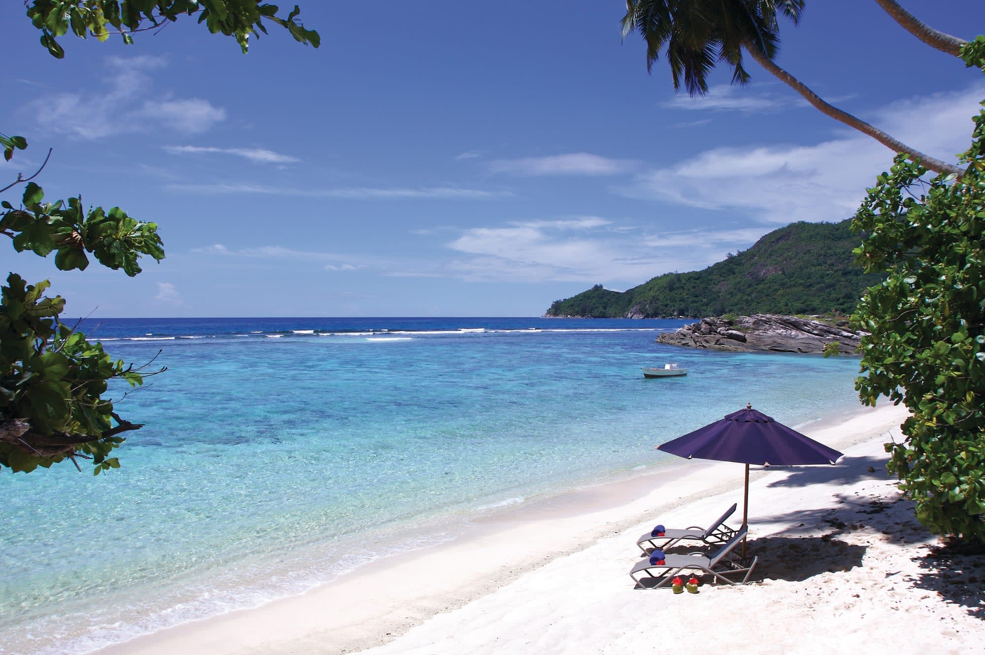Double Tree by Hilton Allamanda Resort & Spa in Mahé: Allamanda Resort and Spa Strand
