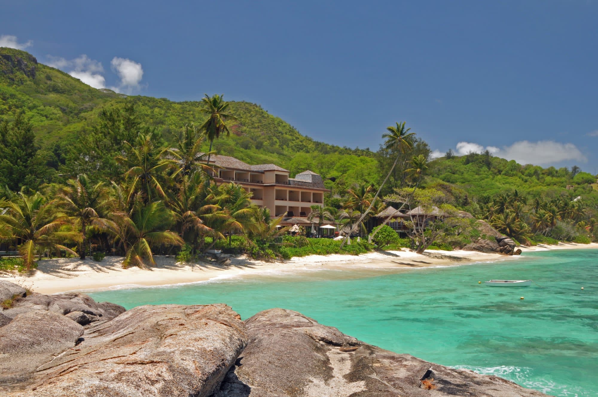 Double Tree by Hilton Allamanda Resort & Spa in Mahé: Allamanda Resort and Spa Strand