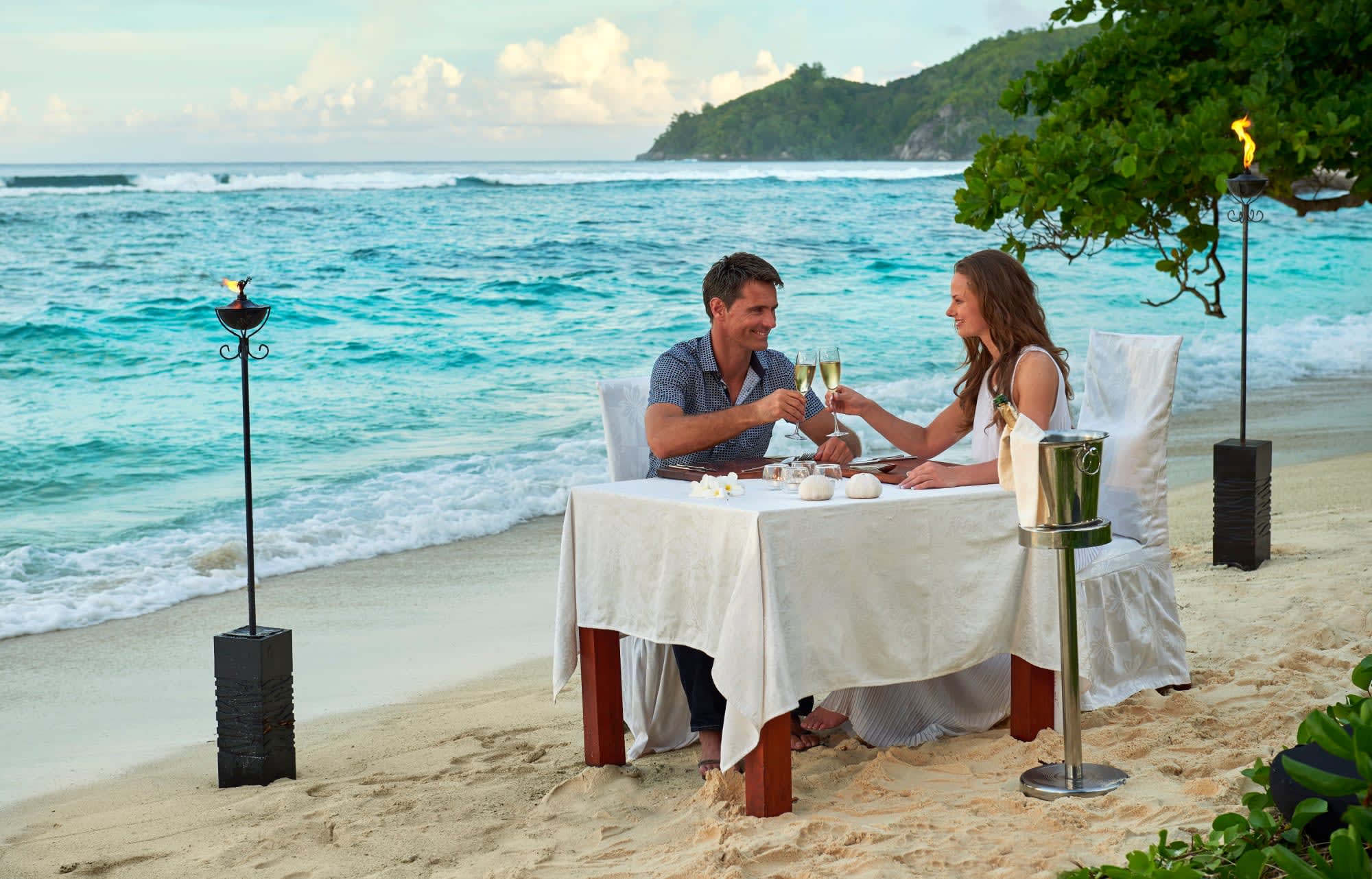 Double Tree by Hilton Allamanda Resort & Spa in Mahé: Allamanda Resort and Spa - Dinner am Strand