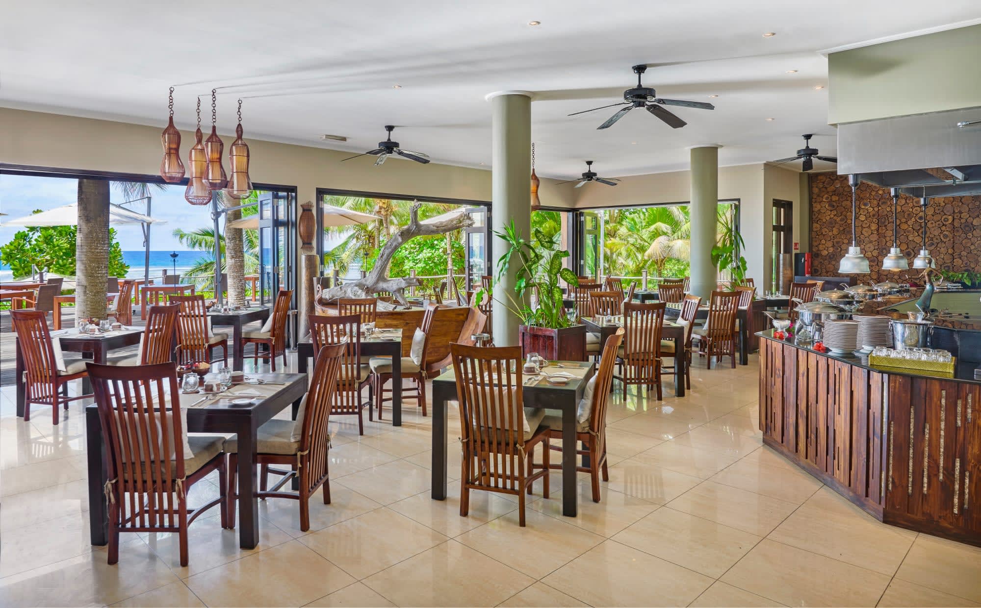 Double Tree by Hilton Allamanda Resort & Spa in Mahé: Allamanda Resort and Spa Les Palms Restaurant