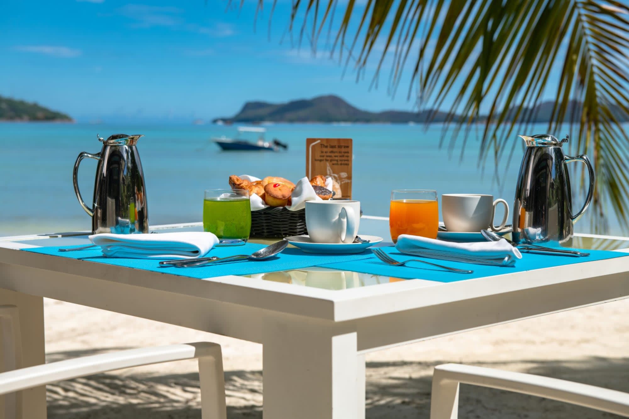 Hotel L`Archipel in Praslin: Seychellen Hotel L Archipel Frühstück am Strand