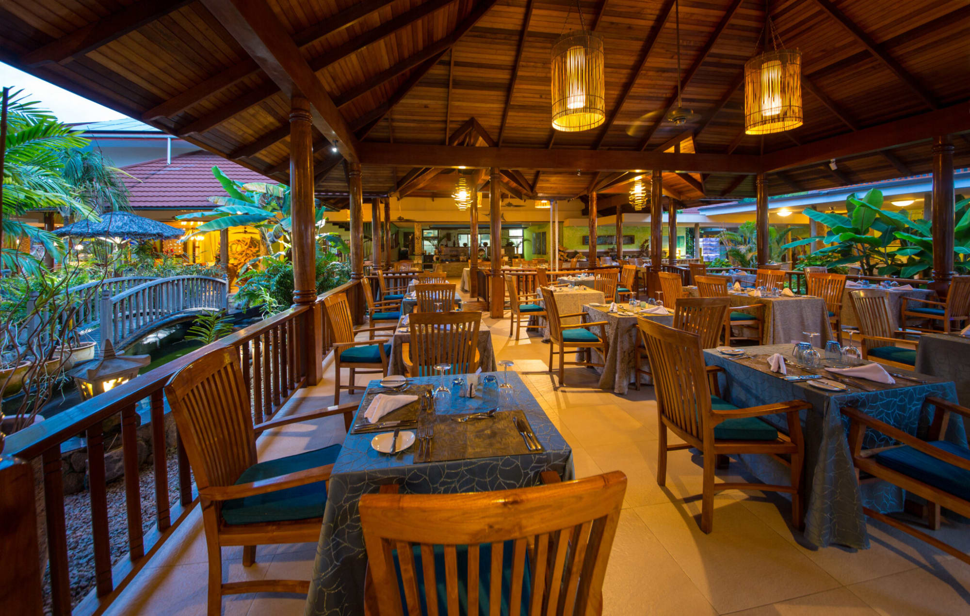 Le Duc de Praslin & Villas: Le Duc de Praslin and Villas - Le Dauphin Restaurant