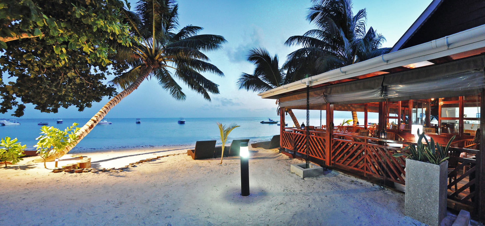 Villas de Mer Hotel in Praslin: Seychellen Villas de Mer Hotel Restaurant am Strand