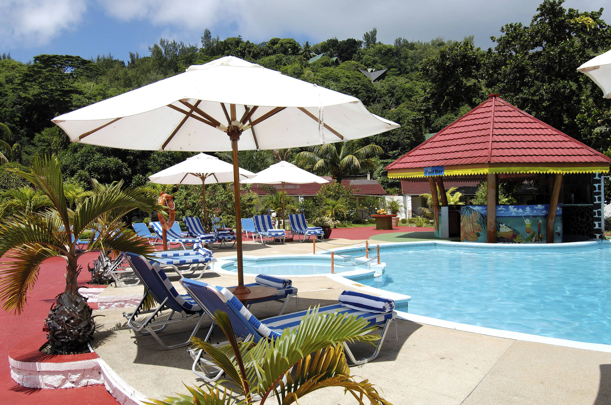 Berjaya Praslin Resort:  Berjaya Praslin Resort Pool Bar