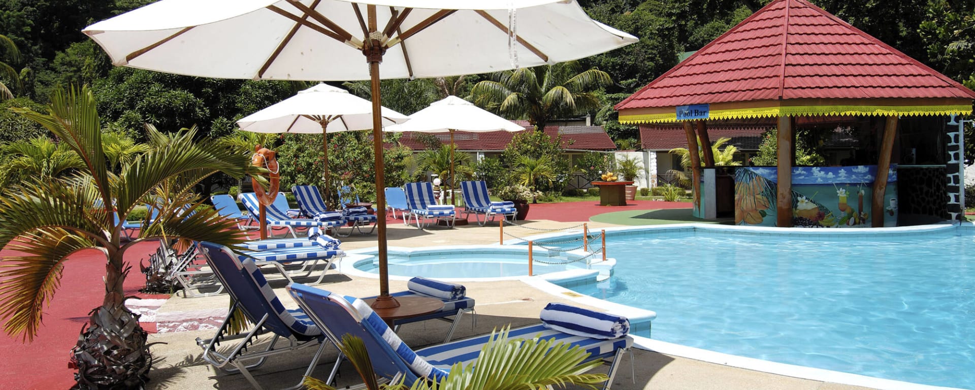 Berjaya Praslin Resort:  Berjaya Praslin Resort Pool Bar