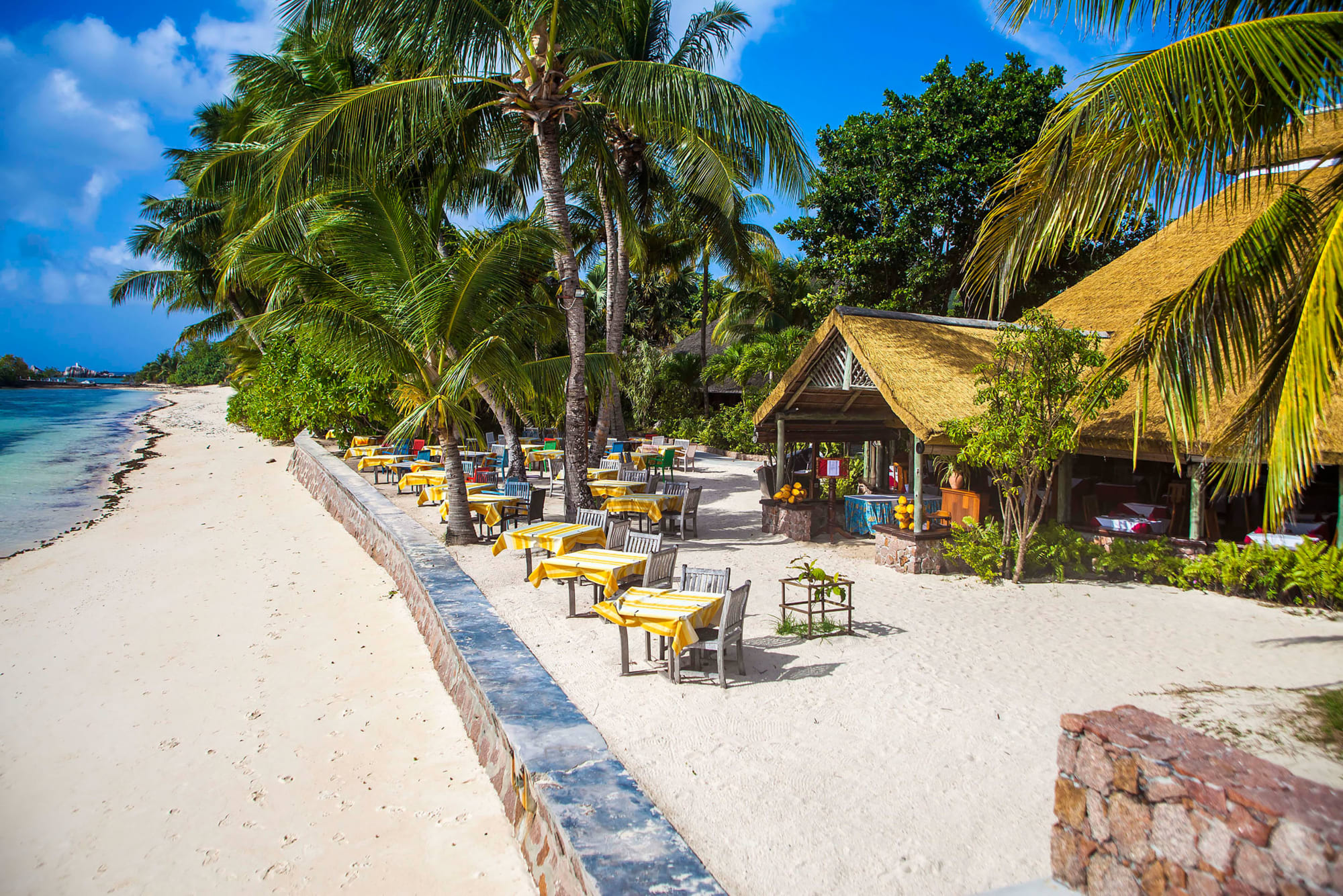 La Digue Island Lodge: Seychellen La Digue Island Lodge Restaurant am Strand